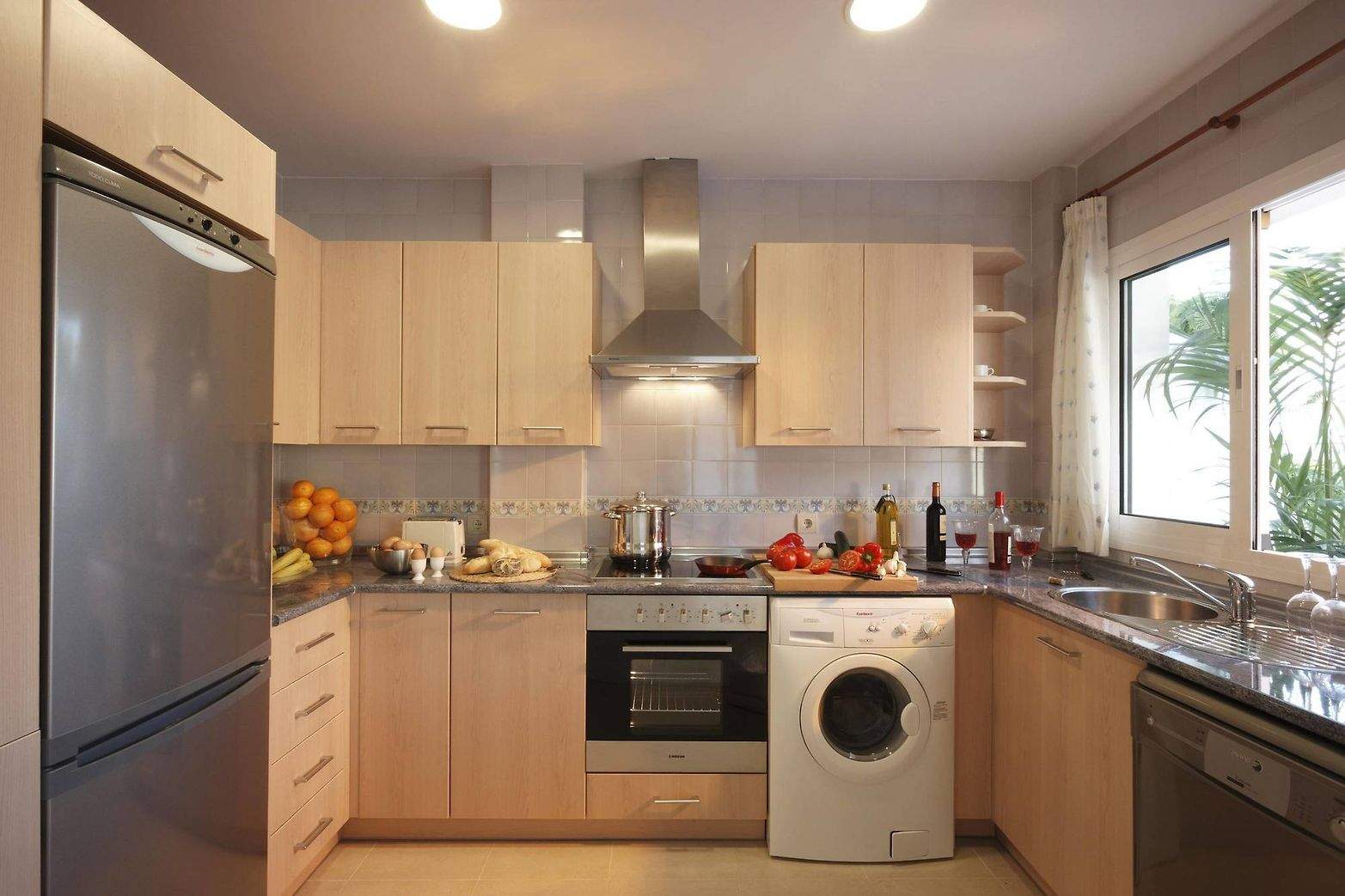 Detalles de cocina totalmente equipada, aire acondicionado, artículos de aseo, calefacción central de los apartamentos Marina Turquesa