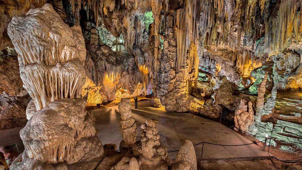 Las cuevas de Nerja es el mayor atractivo turístico del municipio se sitúa a tan sólo 3 km de distancia de los apartamento.