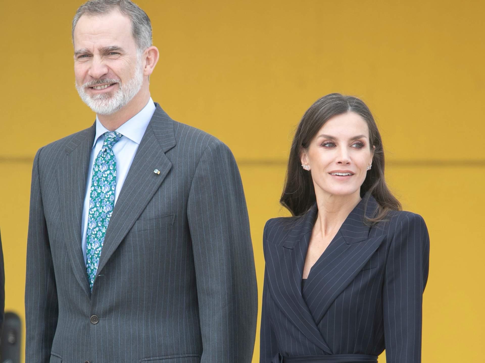 El Rey Felipe VI y la Reina Letizia, a su llegada al acto de entrega de los Premios Nacionales de Innovación y de Diseño 2022, en el Centro Niemeyer