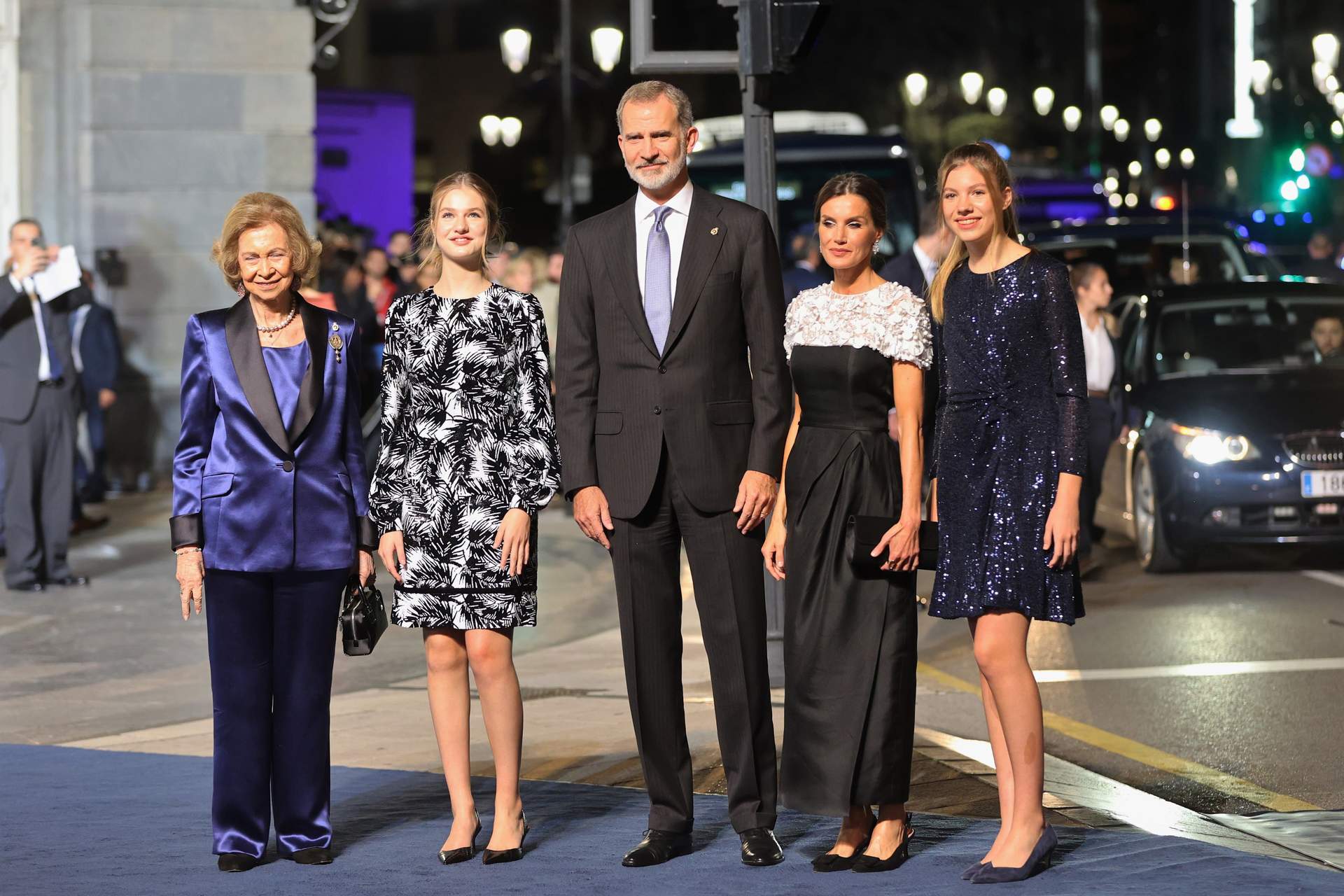 Los Reyes Felipe VI y Doña Letizia acompañada de sus hijas la Princesa Leonor y la Infanta Sofía, junto a la Reina Doña Sofía salen de los Premios Princesa de Asturias 2022 a 28 de Octubre de 2022 en Oviedo (España).