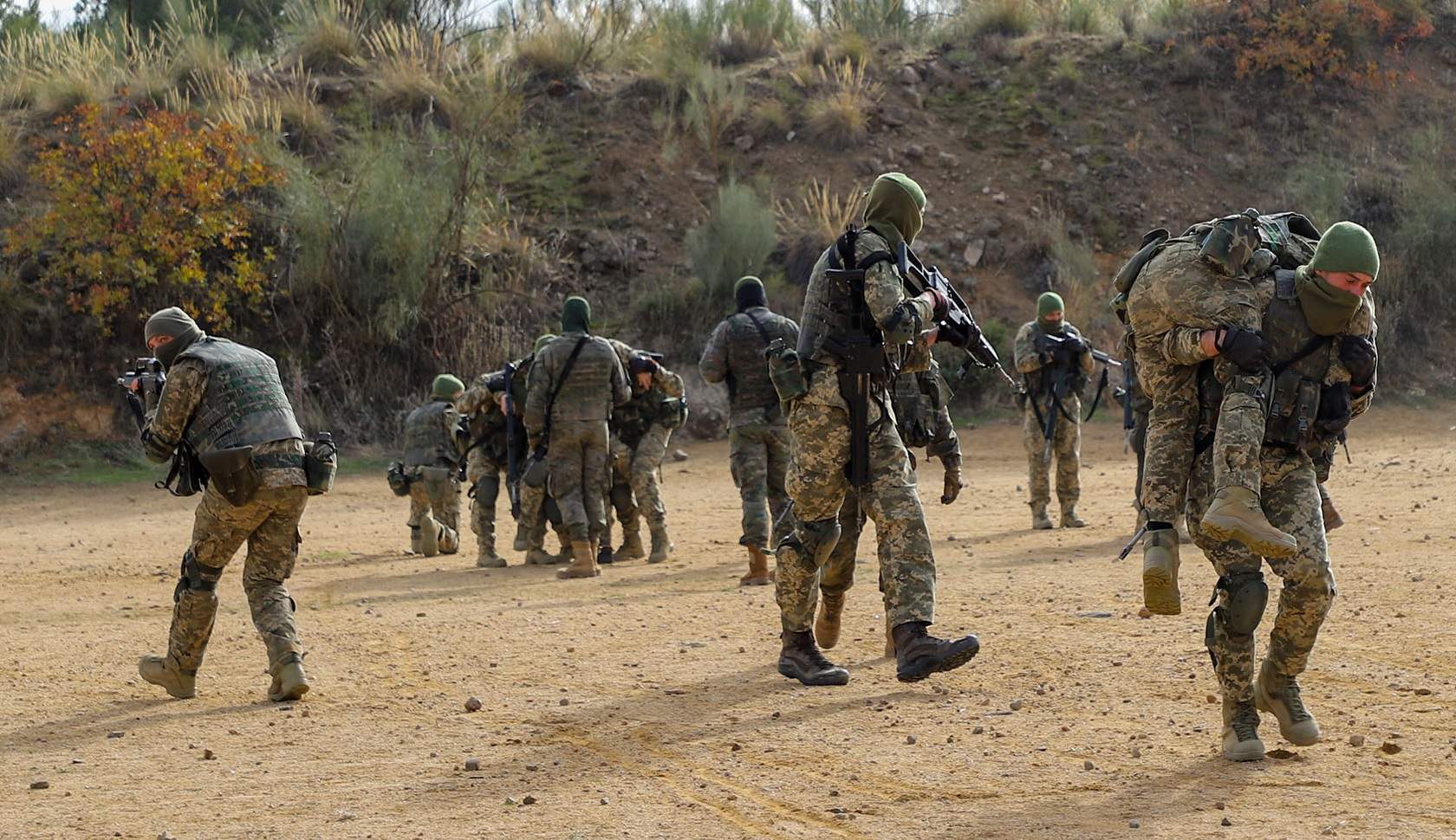 Militares españoles adiestran a un grupo de ucranianos.
