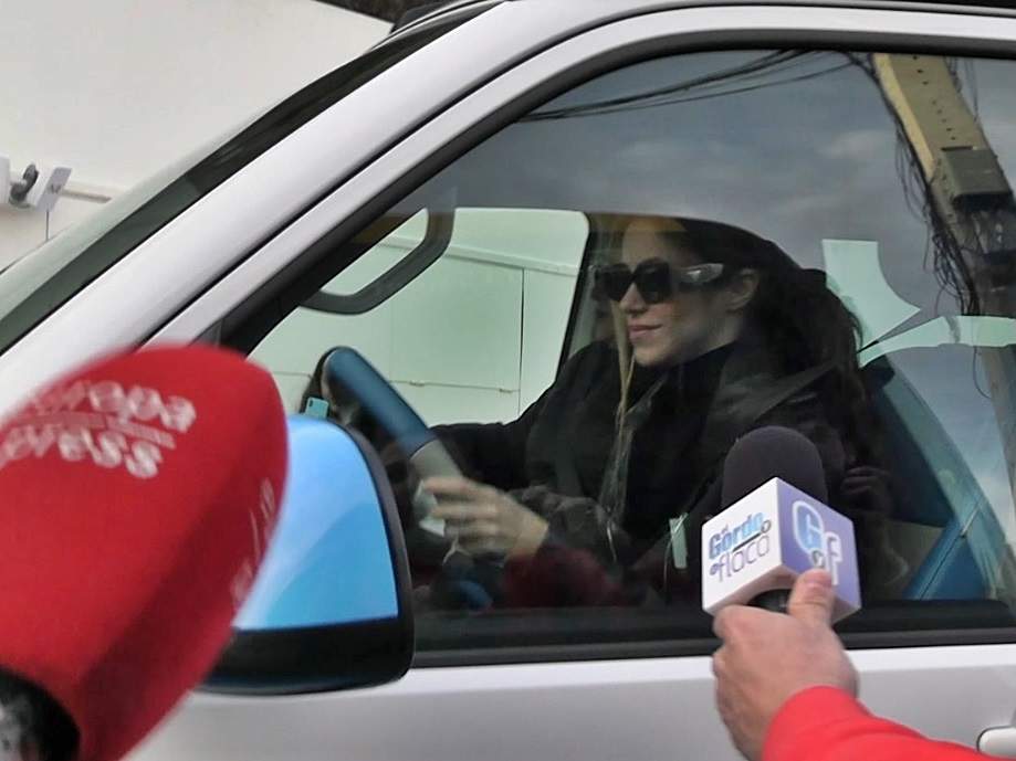 SHAKIRA SALE DE CASA MUY SONRIENTE.