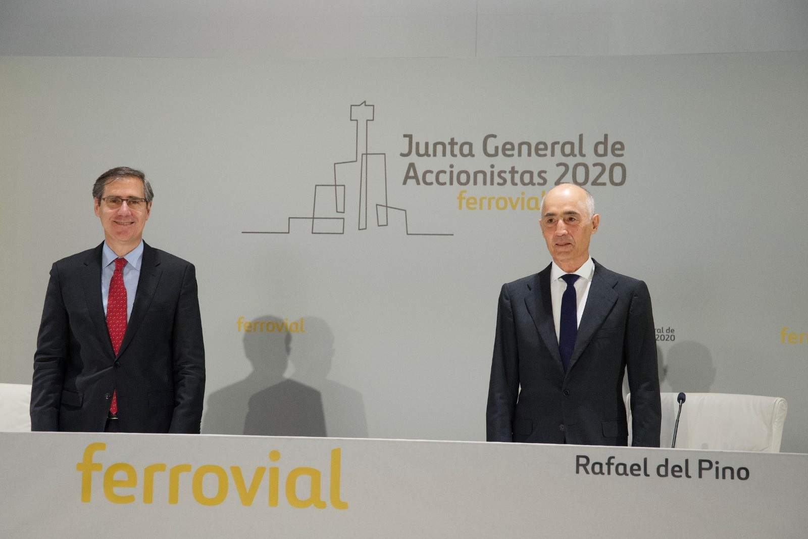 El presidente de Ferrovial, Rafael del Pino (derecha), y el consejero delegado del grupo, Ignacio Madridejos, ante la junta de accionistas del grupo.