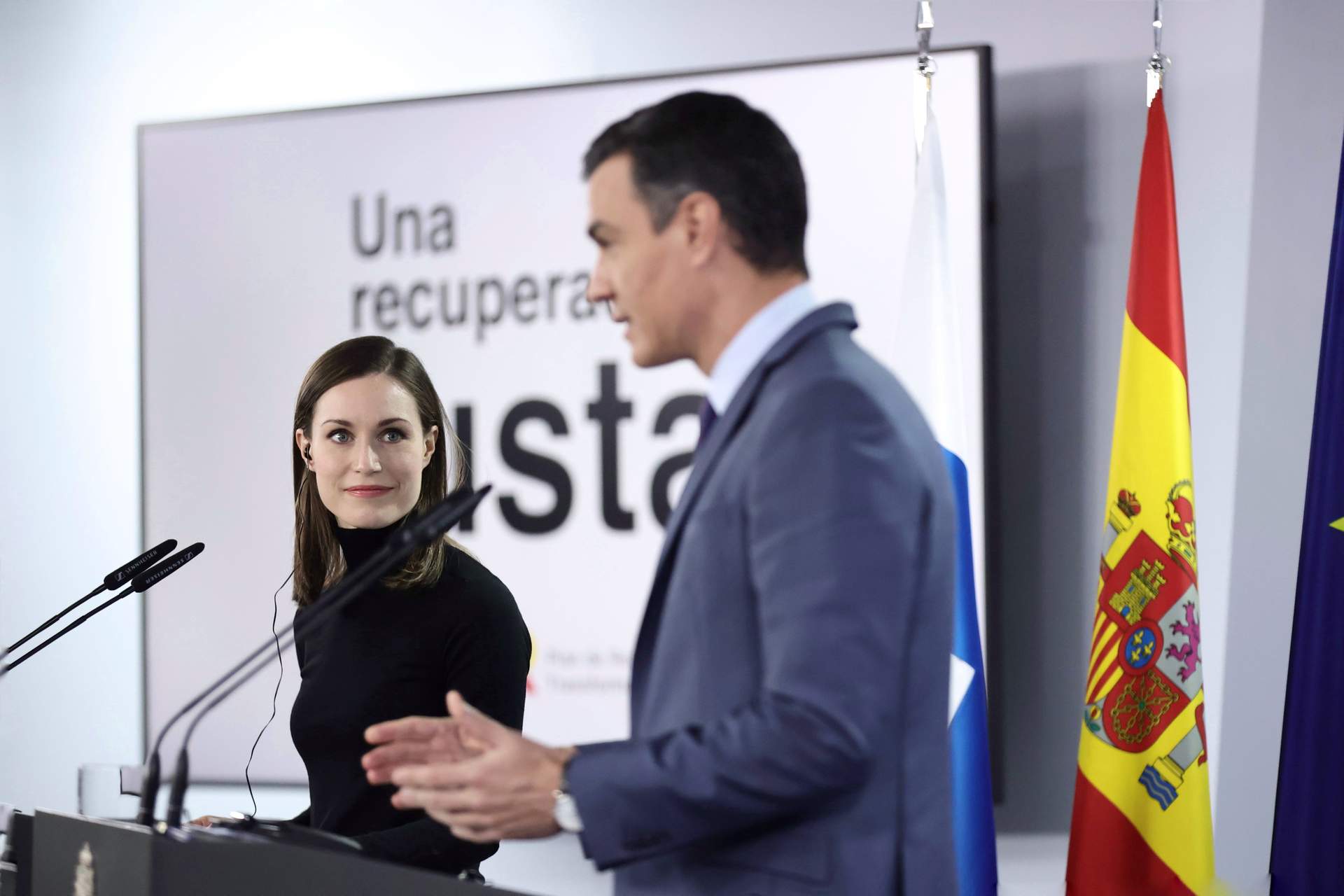 El presidente del Gobierno, Pedro Sánchez, y la primera ministra de la República de Finlandia, Sanna Marin, comparecen tras una reunión, en la Moncloa, a 26 de enero de 2022.