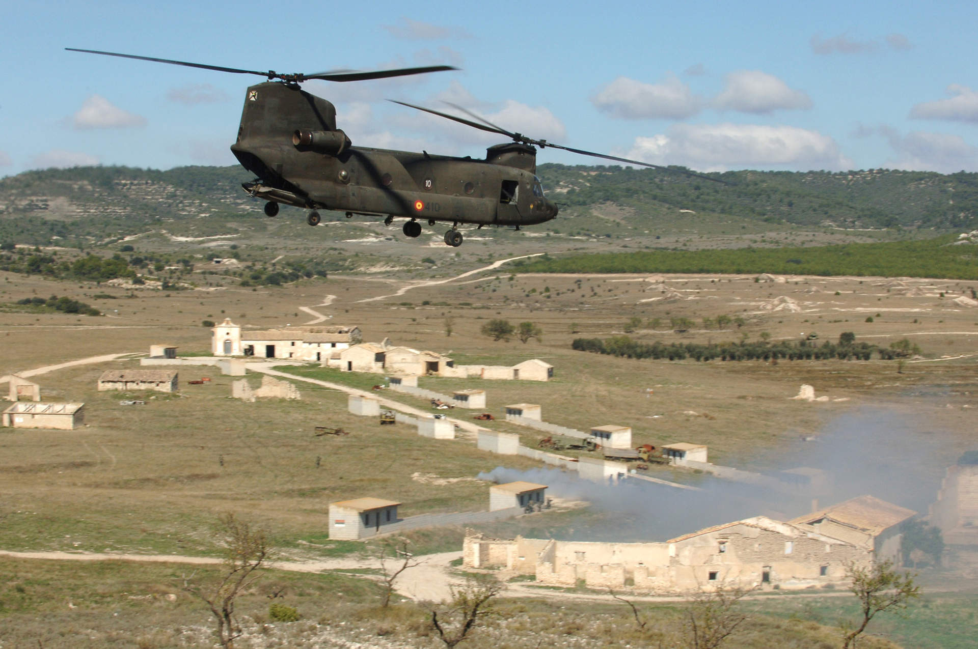 Un helicóptero Chinook en el campo de maniobras de San Gregorio.