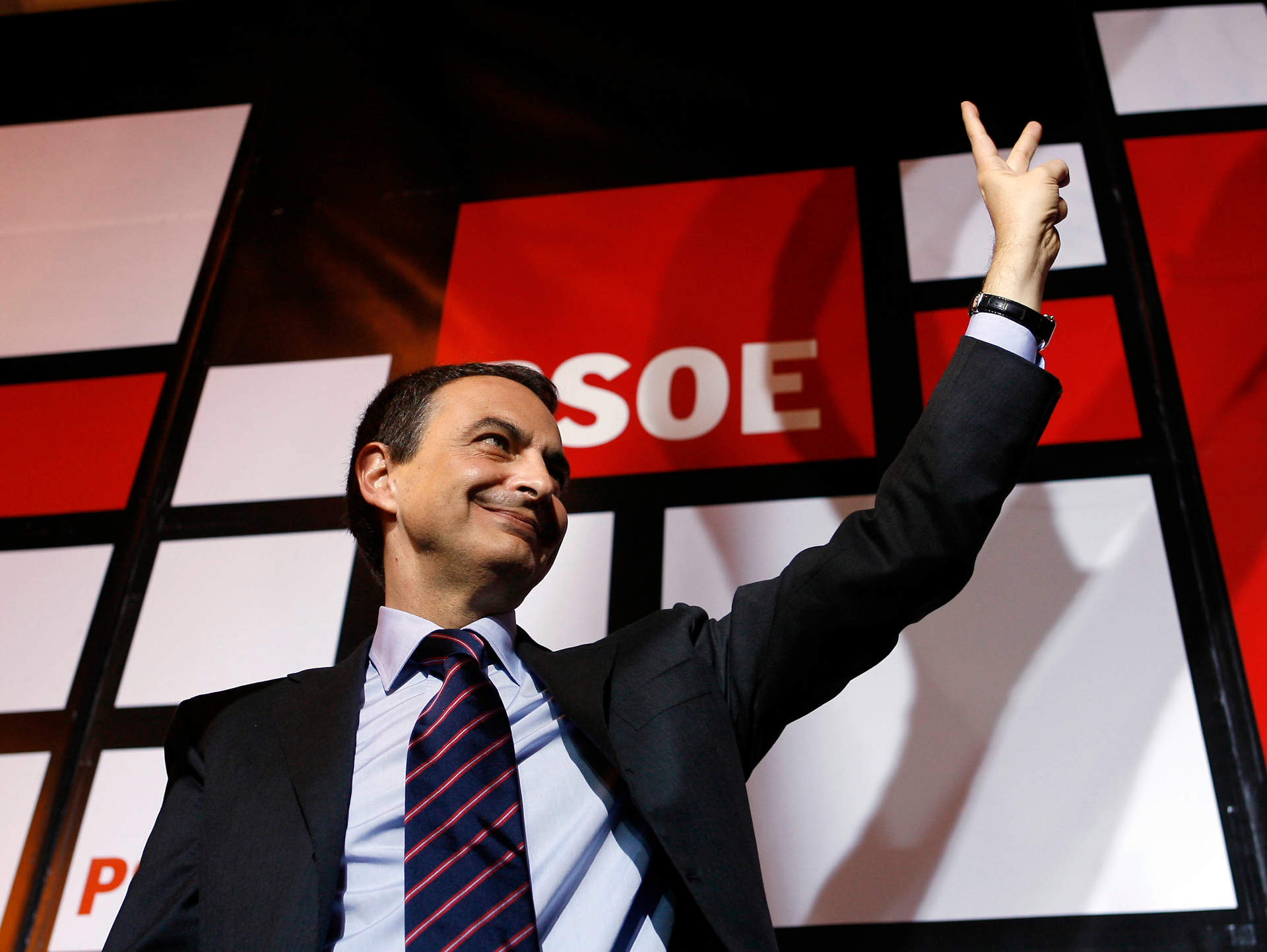 En 2008 en las elecciones generales españolas gana el PSOE, resultando reelegido presidente del Gobierno José Luis Rodríguez Zapatero. Resultado final de las elecciones en escaños: PSOE 169 – PP 154 – Otros 27. Fuente | alcabodelacalle.