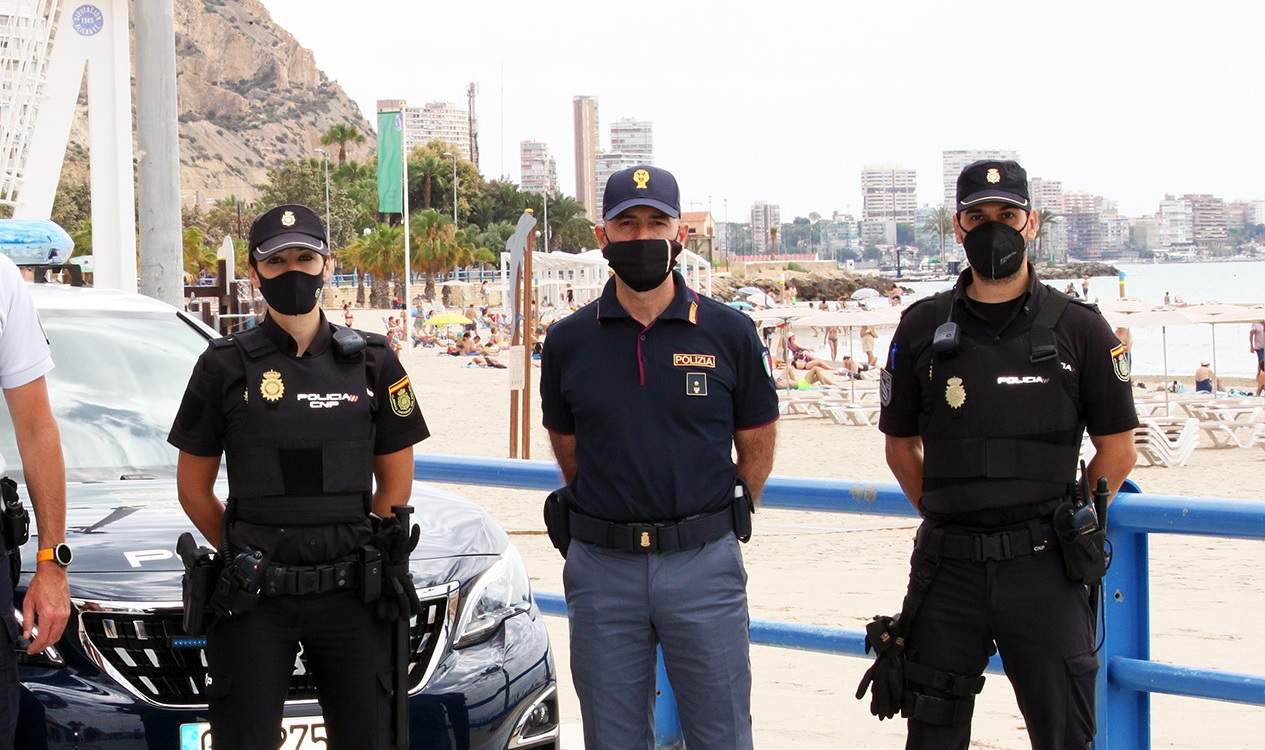 Cuatro sindicatos policiales denuncian a la Dirección General en los  tribunales por la falta de chalecos, España