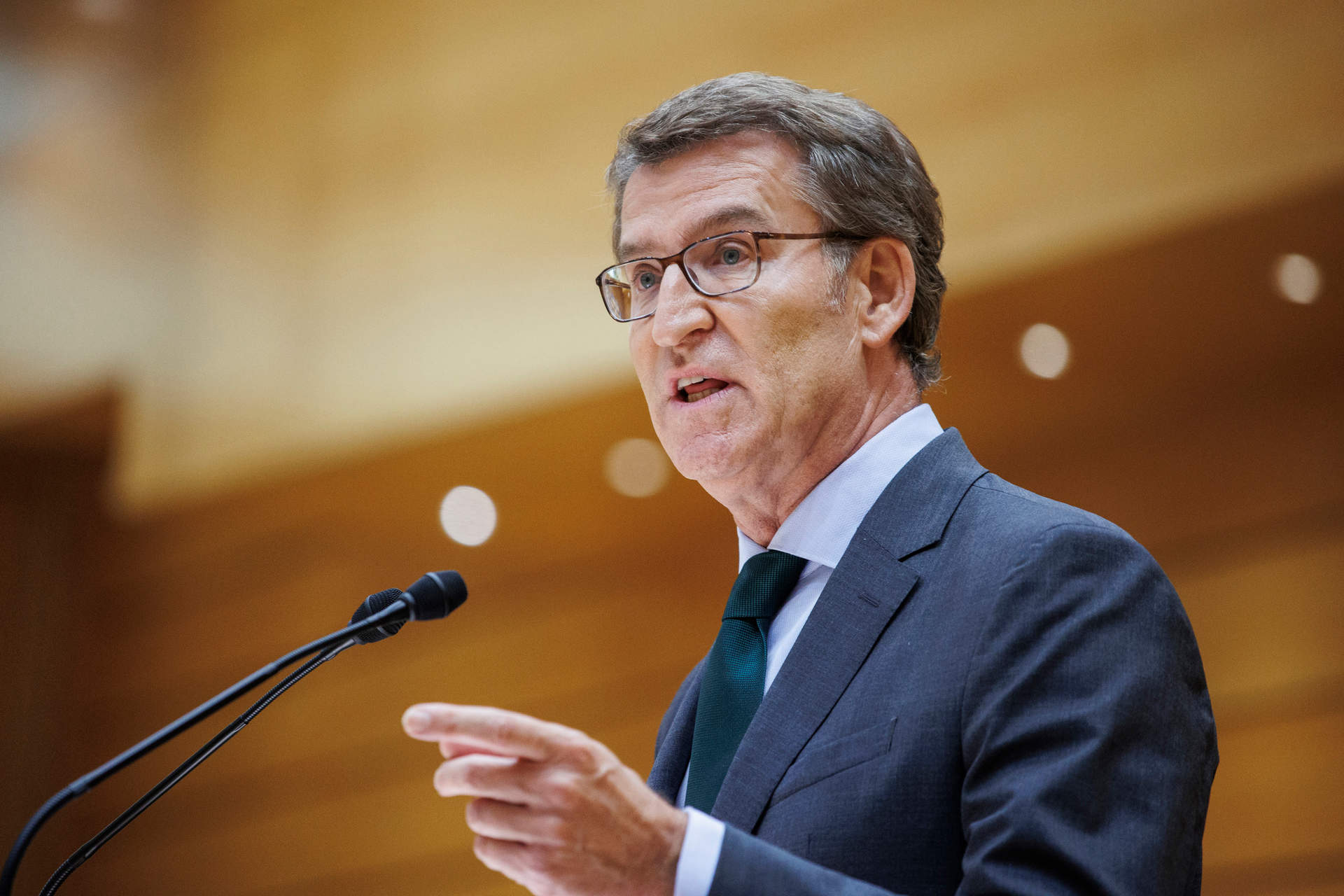 El presidente del Partido Popular, Alberto Núñez Feijóo, interviene durante su segundo 'cara a cara' en el Senado, a 18 de octubre de 202.