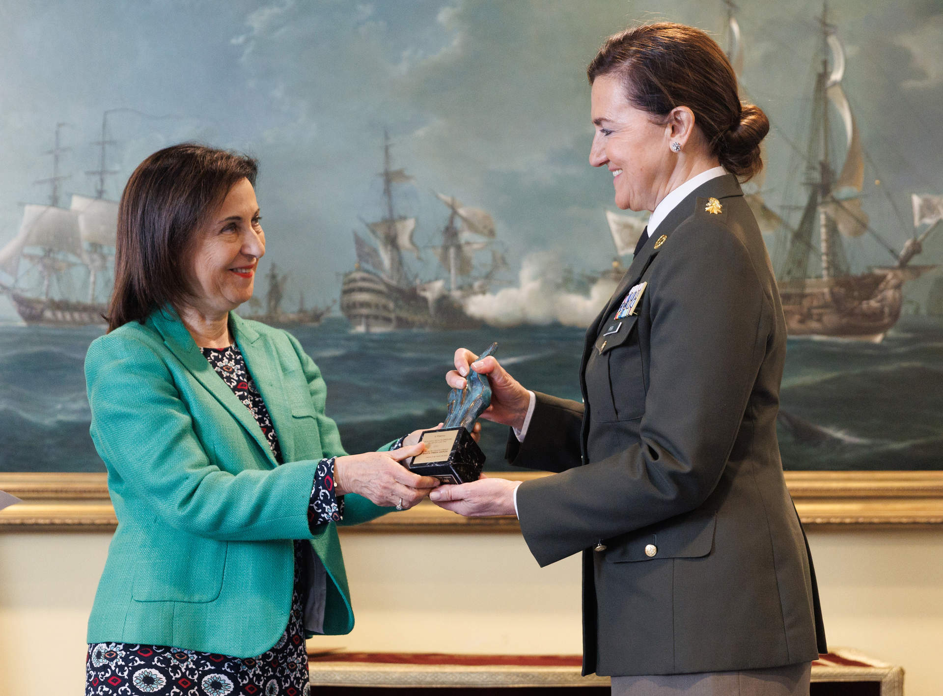 Robles galardona a una teniente coronel médico que ha participado en 13 misiones internacionales