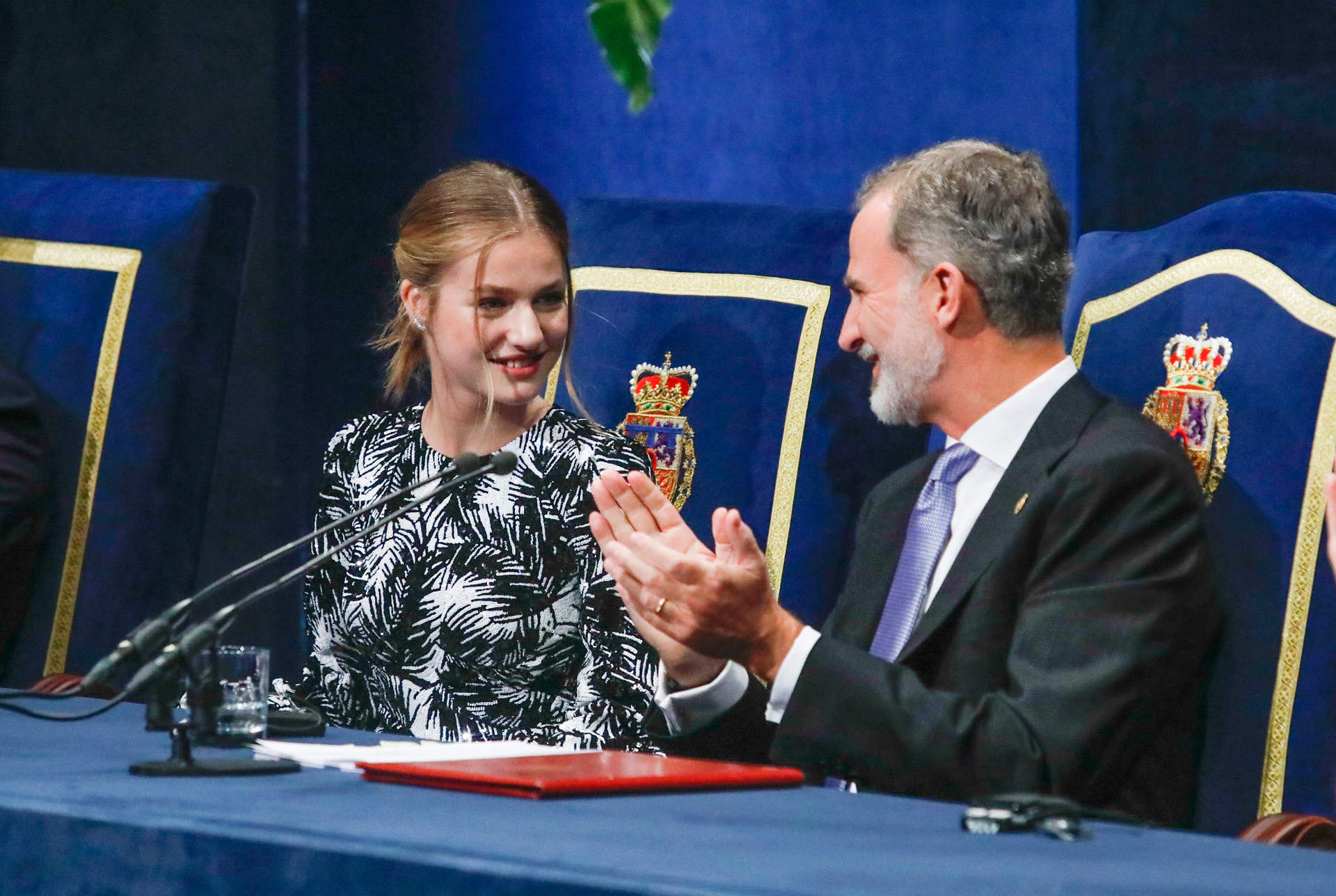 La princesa Leonor y el rey Felipe, en la entrega de los Premios Princesa de Asturias.