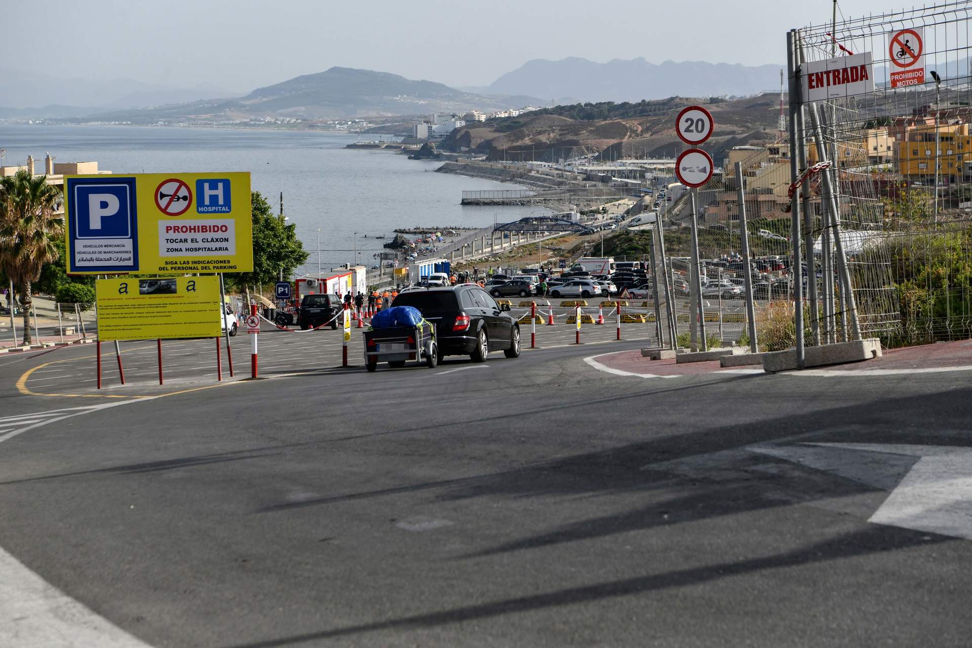 Compromís pregunta a Interior por el  indigno  contenedor en el que  secuestra  a marroquíes en la frontera de Ceuta