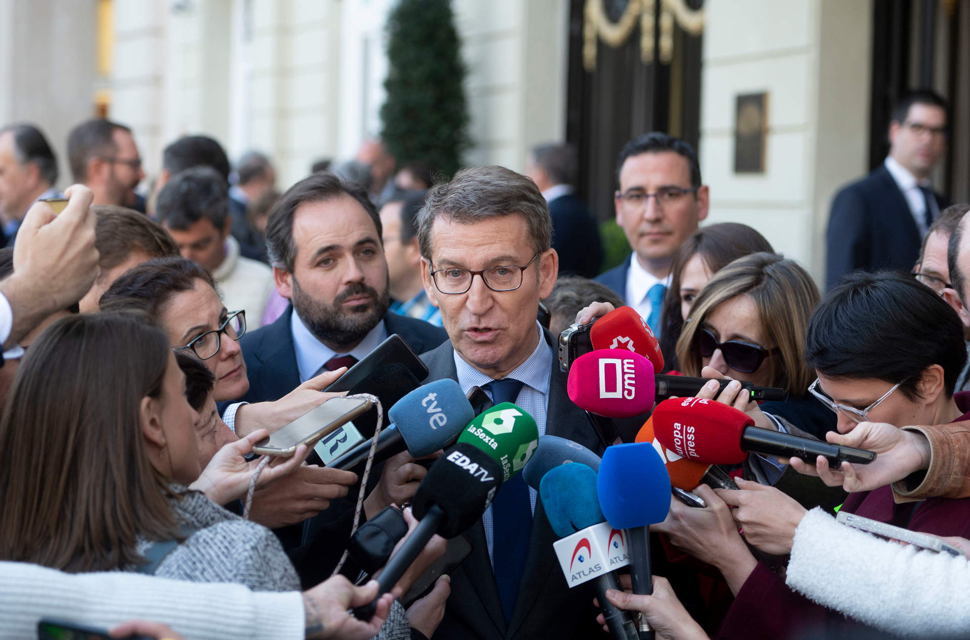 El presidente del PP, Alberto Núñez Feijóo, ofrece declaraciones a los medios a su salida de un desayuno informativo de la tribuna Fórum Europa, en el Hotel Mandarin Oriental Ritz, a 27 de marzo de 2023.