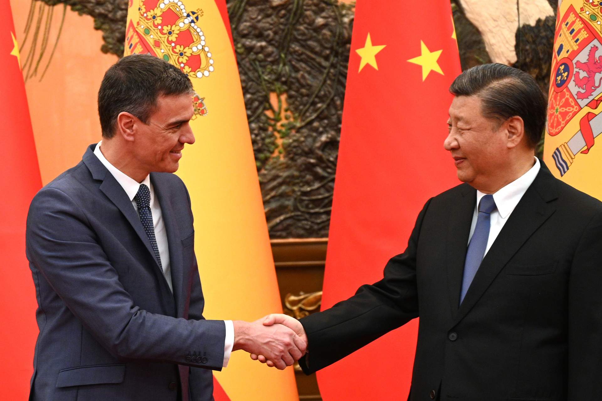 El preidente del Gobierno, Pedro Sánchez, y el presidente de China, Xi Jinping, se reúnen en Pekín.