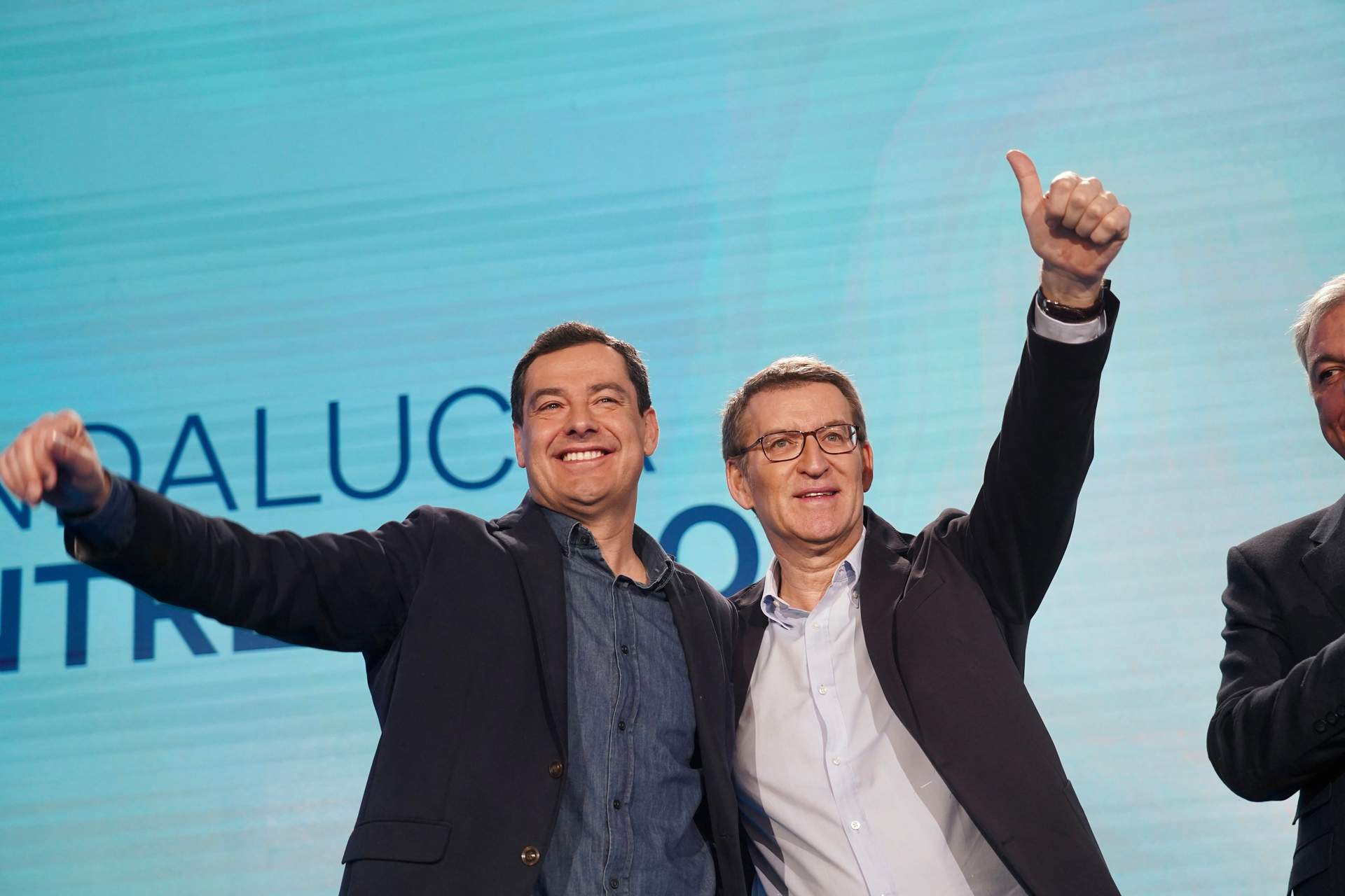 De derecha a izquierda. El presidente del Partido Popular, Alberto Núñez Feijóo y Juanma Moreno, presidente de la Junta de Andalucía.