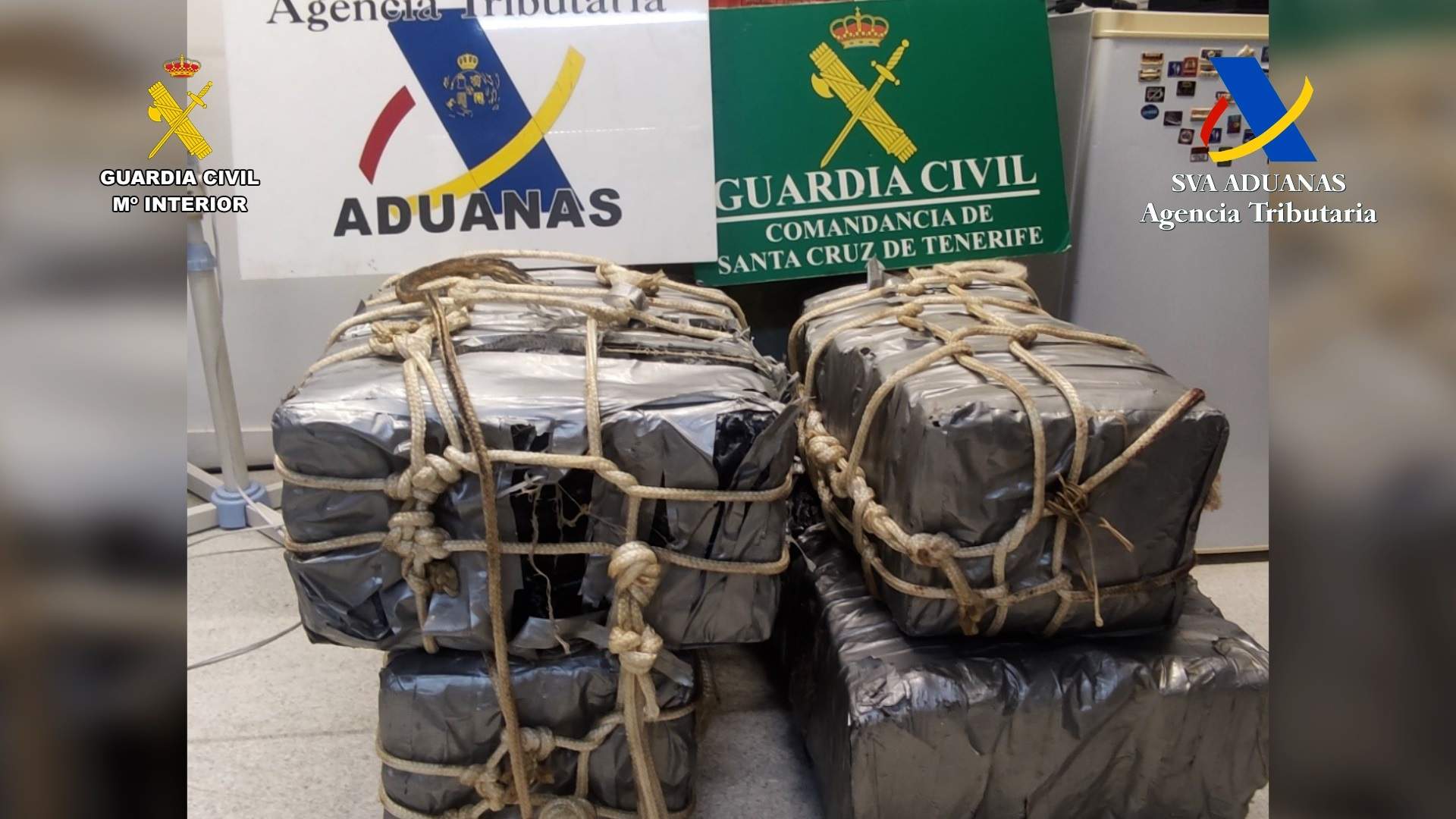 Fardos de droga incautados en una operación conjunta de Vigilancia Aduanera y la Guardia Civil.