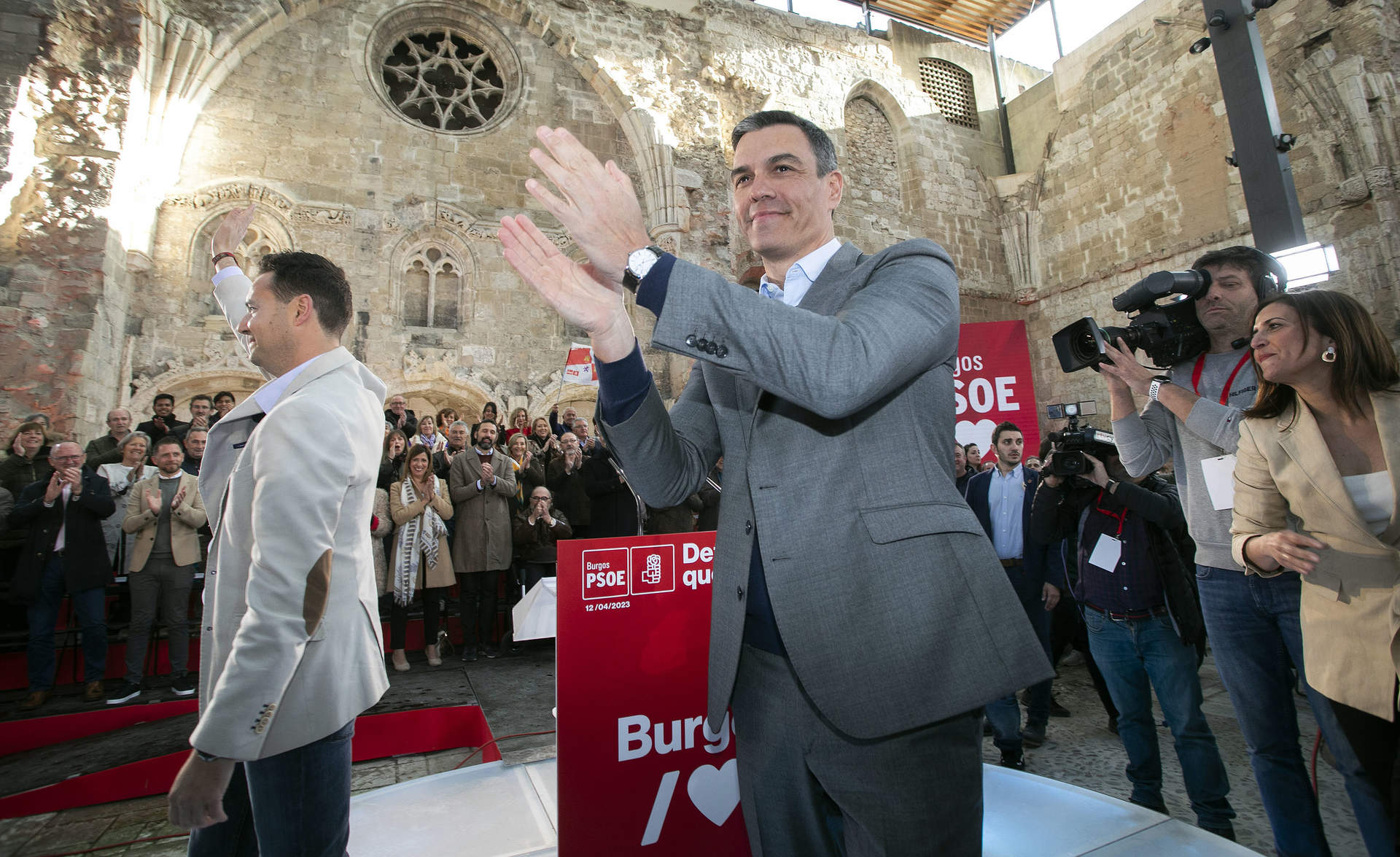 El presidente del Gobierno y secretario general del PSOE, Pedro Sánchez, participa en un acto junto al candidato del PSOE a la Alcaldía y actual alcalde, Daniel de la Rosa, a 12 de abril de 2023, en Burgos, Castilla y León.