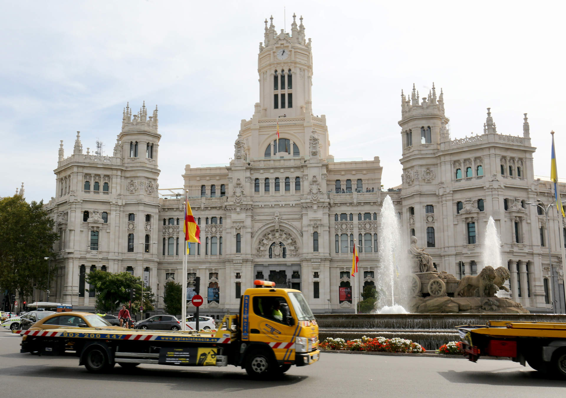 Una grúa pasa por el Palacio de Cibeles durante una protesta por la ‘uberización’ del sector, a 7 de octubre de 2022, en Madrid.