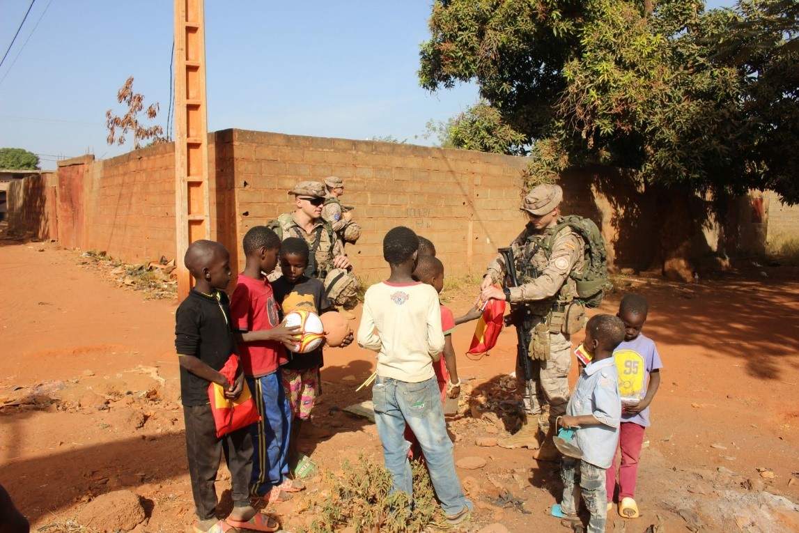 Un militar español rodeado de niños en Mali.