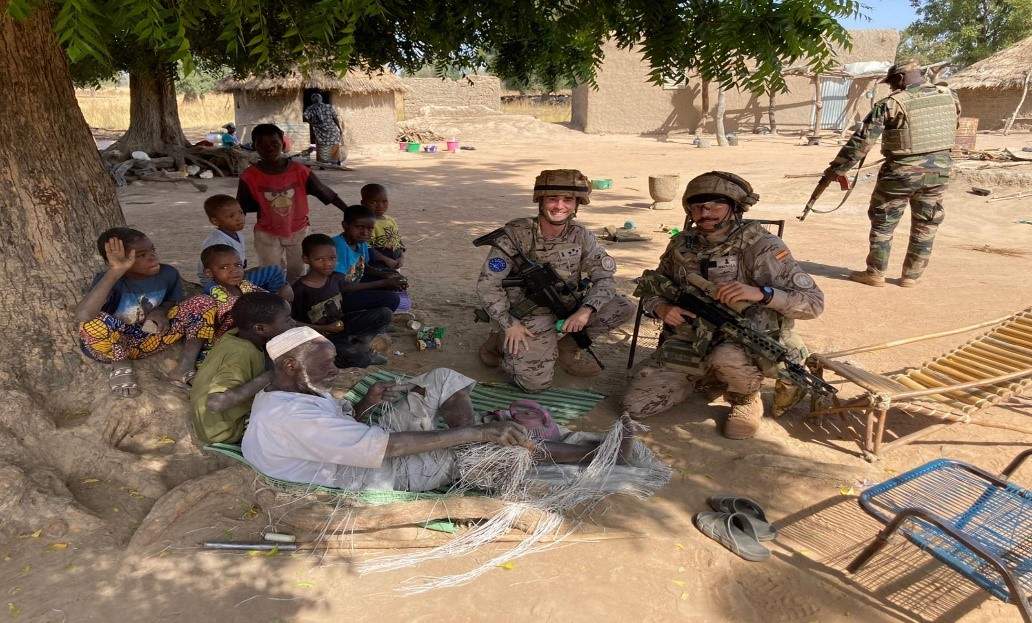 Militares españoles con civiles en Mali.