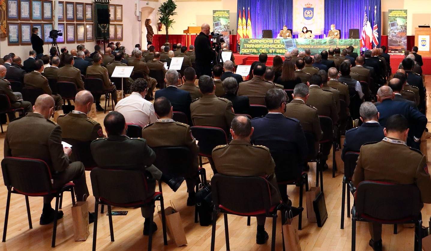 Oficiales generales y oficiales del Ejército de Tierra, en un acto con el JEME.