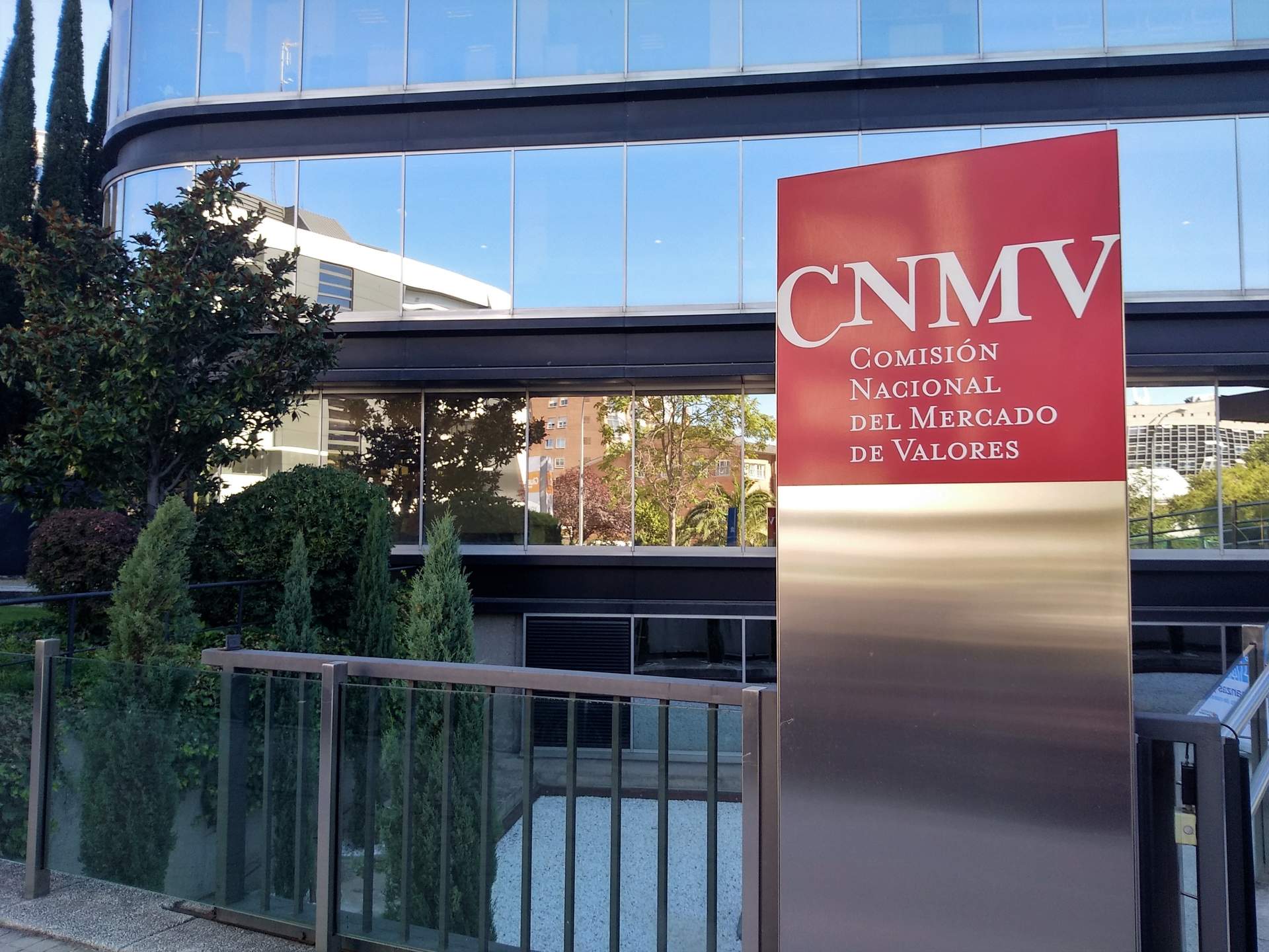La CNMV alerta de 14 'chiringuitos' financieros en Italia, Luxemburgo y Grecia