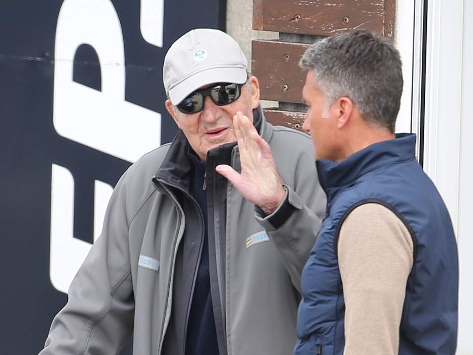 Juan Carlos I se aficiona por obligación a la comida a domicilio.
