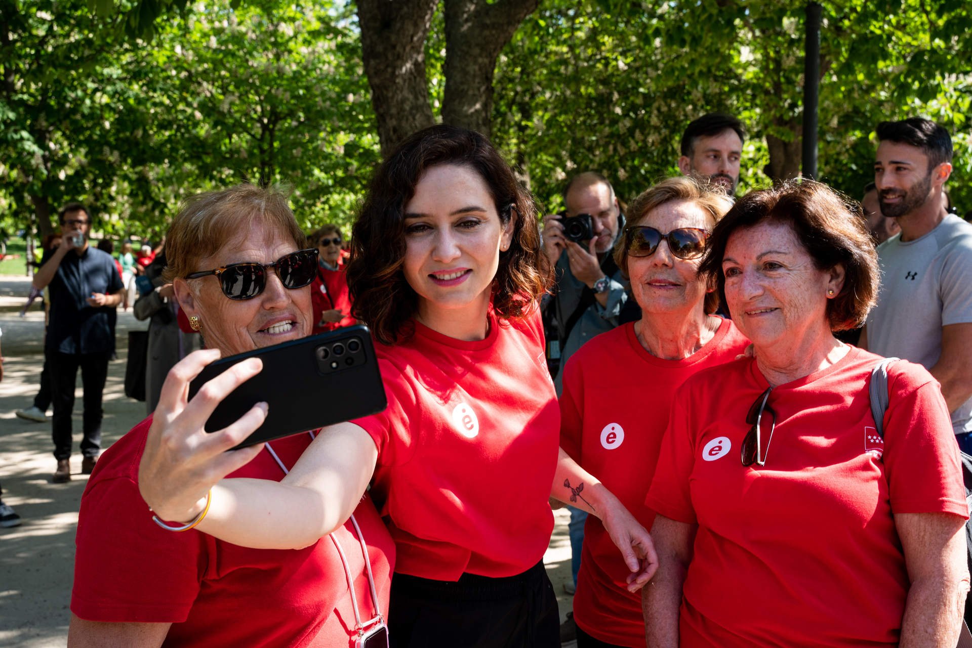 La presidenta de la Comunidad de Madrid, Isabel Díaz Ayuso se hace una foto con simpatizantes a su llegada a las actividades del programa Enforma 2023, en el Parque de El Retiro.
