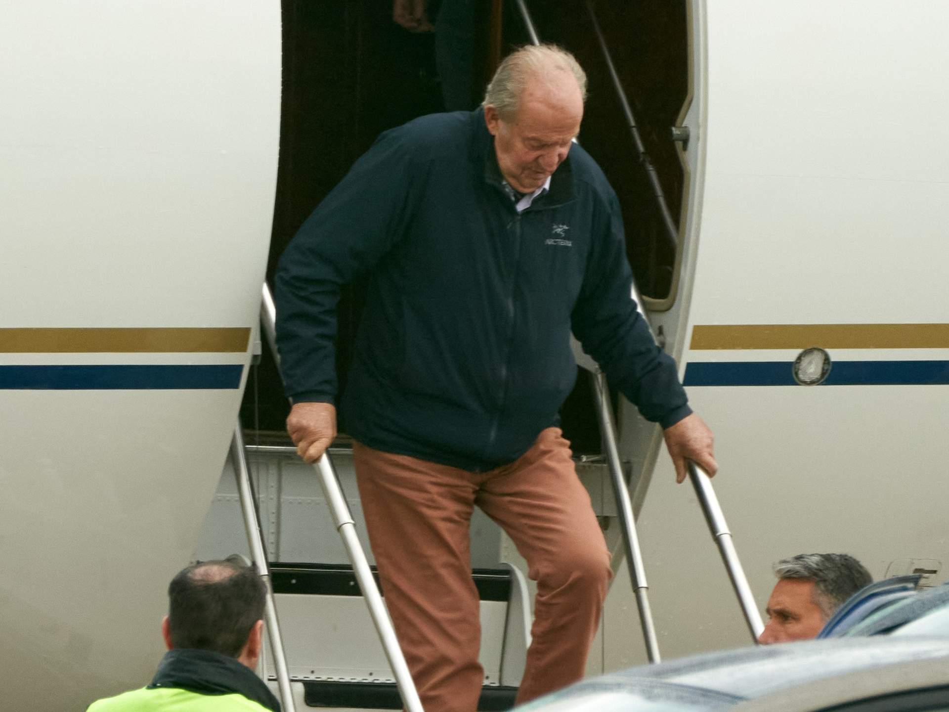 El rey Juan Carlos I desciende del avión en el aeropuerto de Vitoria (Foto: Pablo González).