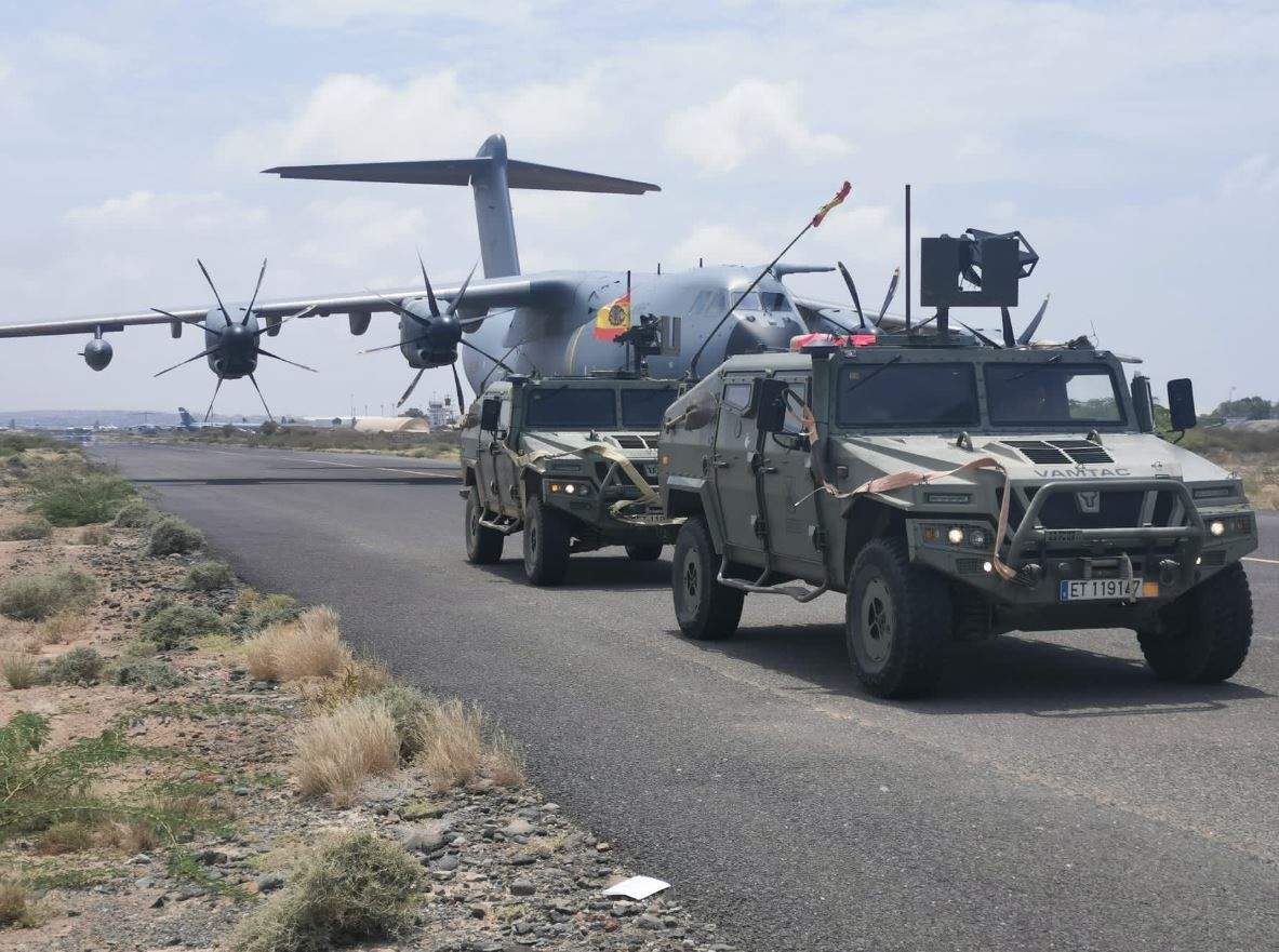 Un avión A400M del Ejército del Aire y vehículos del Ejército de Tierra en Sudán.