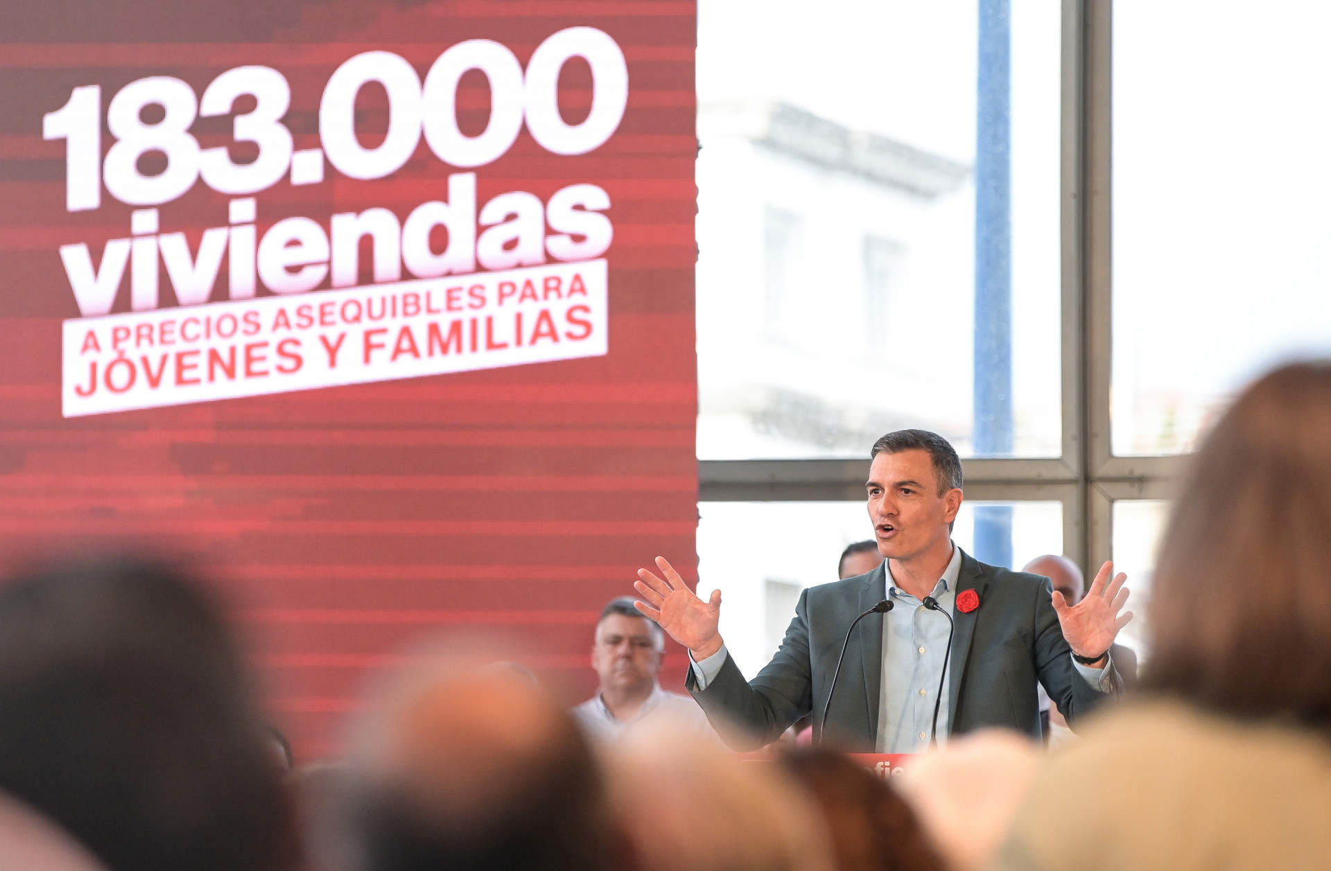 El secretario general del PSOE y presidente del Gobierno, Pedro Sánchez, interviene durante un acto del PSdeG-PSOE, en Palexco, a 28 de abril de 2023, en A Coruña, Galicia.