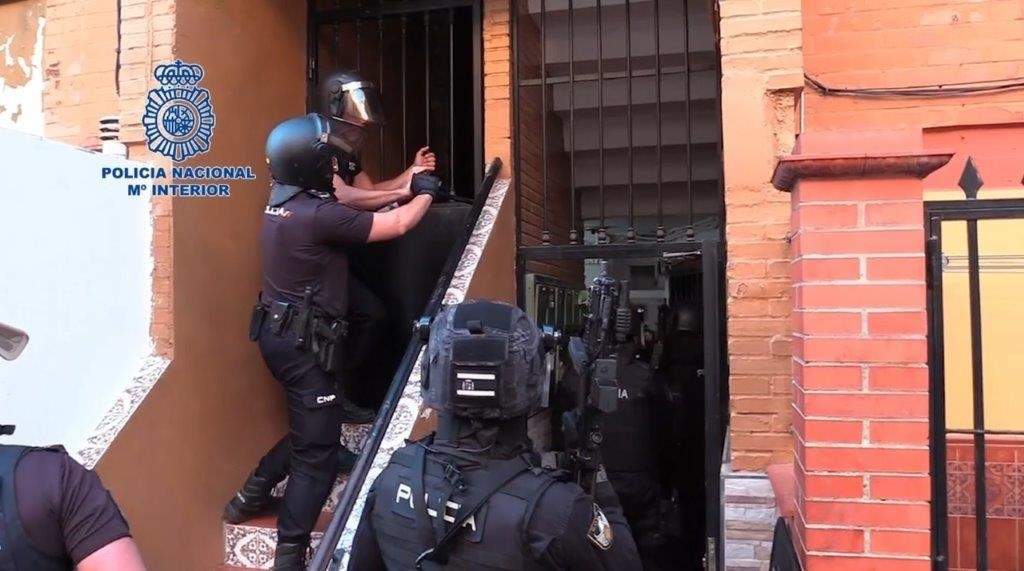 La Policía entra en un piso de una red de narcotraficantes en Sevilla.
