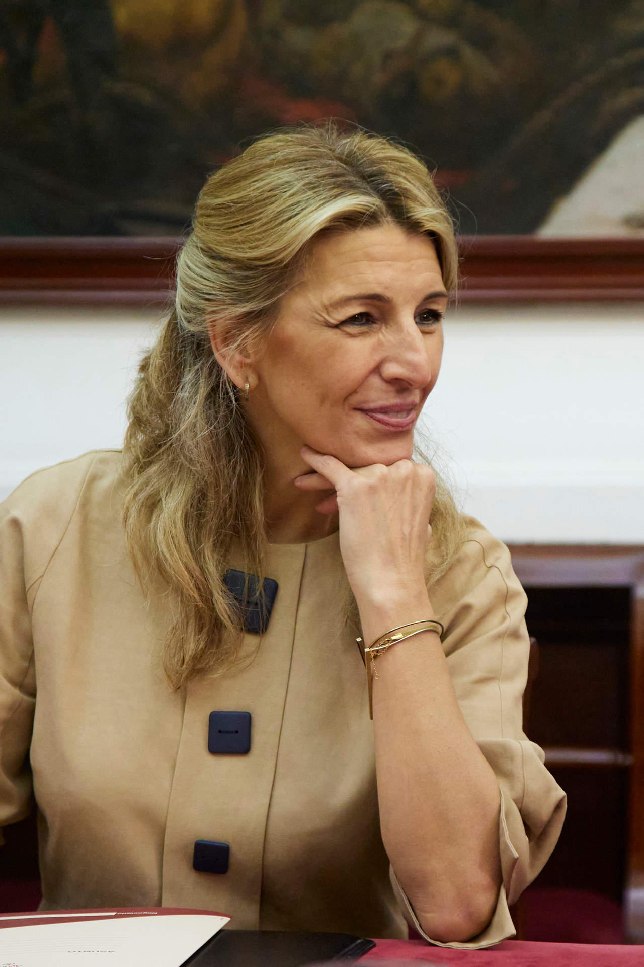 La vicepresidenta segunda del Gobierno de España y Ministra de Trabajo y Economía Social, Yolanda Díaz, sentanda en la mesa de reunión para conocer el estado del empleo en Cádiz, a 10 de marzo de 2023 en Cádiz (Andalucía, España). La vicepresidenta segunda del Gobierno de España y Ministra de Trabajo y Economía Social, Yolanda Díaz, ha visitado el ayuntamiento de Cádiz, donde se ha reunido con una representación de los colectivos de trabajadores para conocer la situación actual de empleo en Cádiz.