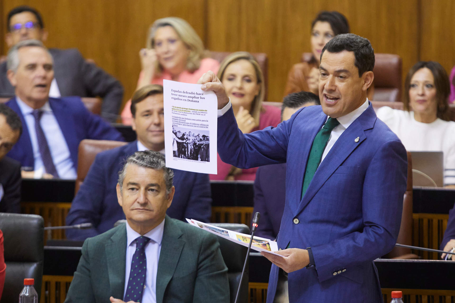 El presidente de la Junta de Andalucía, Juanma Moreno, responde al secretario general del PSOE de Andalucía y Portavoz del Grupo Parlamentario Socialista, Juan Espadas,  durante la segunda jornada del Pleno del Parlamento andaluz en el Parlamento de Andalucía, a 4 de mayo de 2023 en Sevilla (Andalucía, España). En la décimo tercera sesión del Pleno, de esta XII Legislatura, en el orden del día cuenta con una moción a la Consejera de Salud y Consumo, una interpelación a la consejera de Desarrollo Educativo y Formación Profesional de la Junta de Andalucía, Patricia del Pozo, y las preguntas de control al presidente de la Junta de Andalucía, Juanma Moreno.