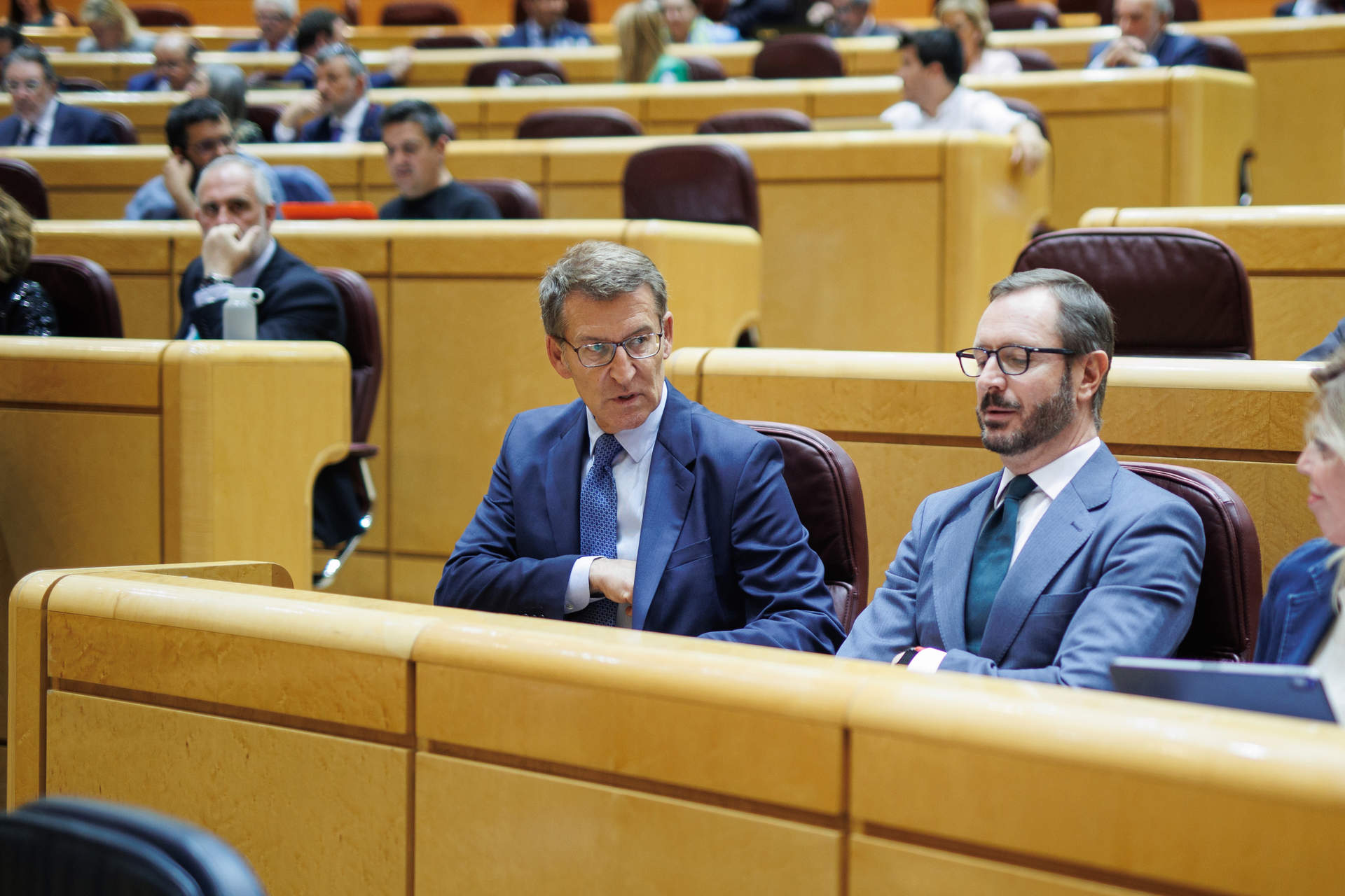 El presidente del PP, Alberto Núñez Feijóo (i), y el portavoz del PP en el Senado, Javier Maroto (d), conversan durante una sesión plenaria en el Senado, a 26 de abril de 2023, en Madrid.