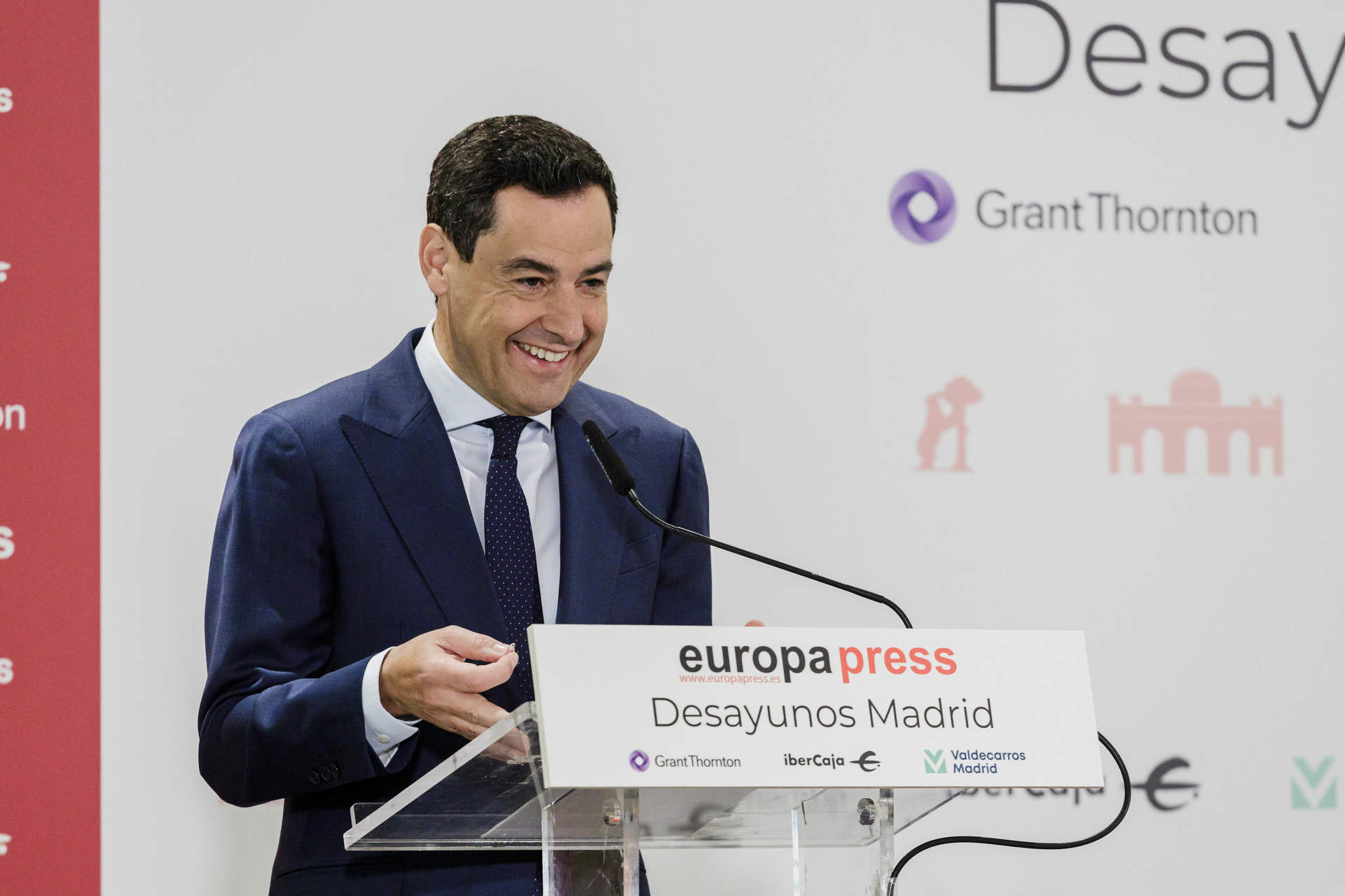 El presidente de la Junta de Andalucía, Juanma Moreno, interviene durante un desayuno Madrid de Europa Press, a 10 de mayo de 2023, en Madrid.