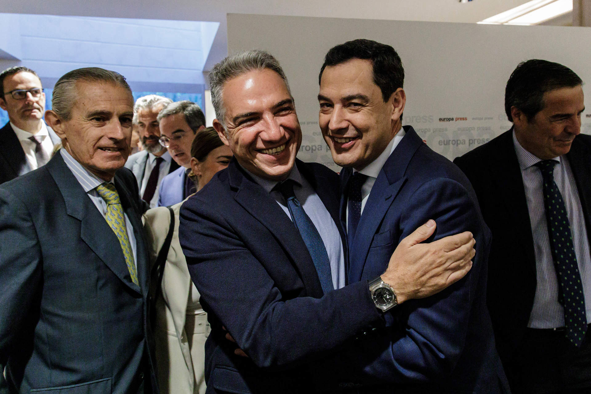 El presidente de Europa Press, Asís Martín de Cabiedes; el coordinador general del PP y director de campaña, Elías Bendodo y el presidente de la Junta de Andalucía, Juanma Moreno, a su llegada a un desayuno Madrid de Europa Press, a 10 de mayo de 2023.