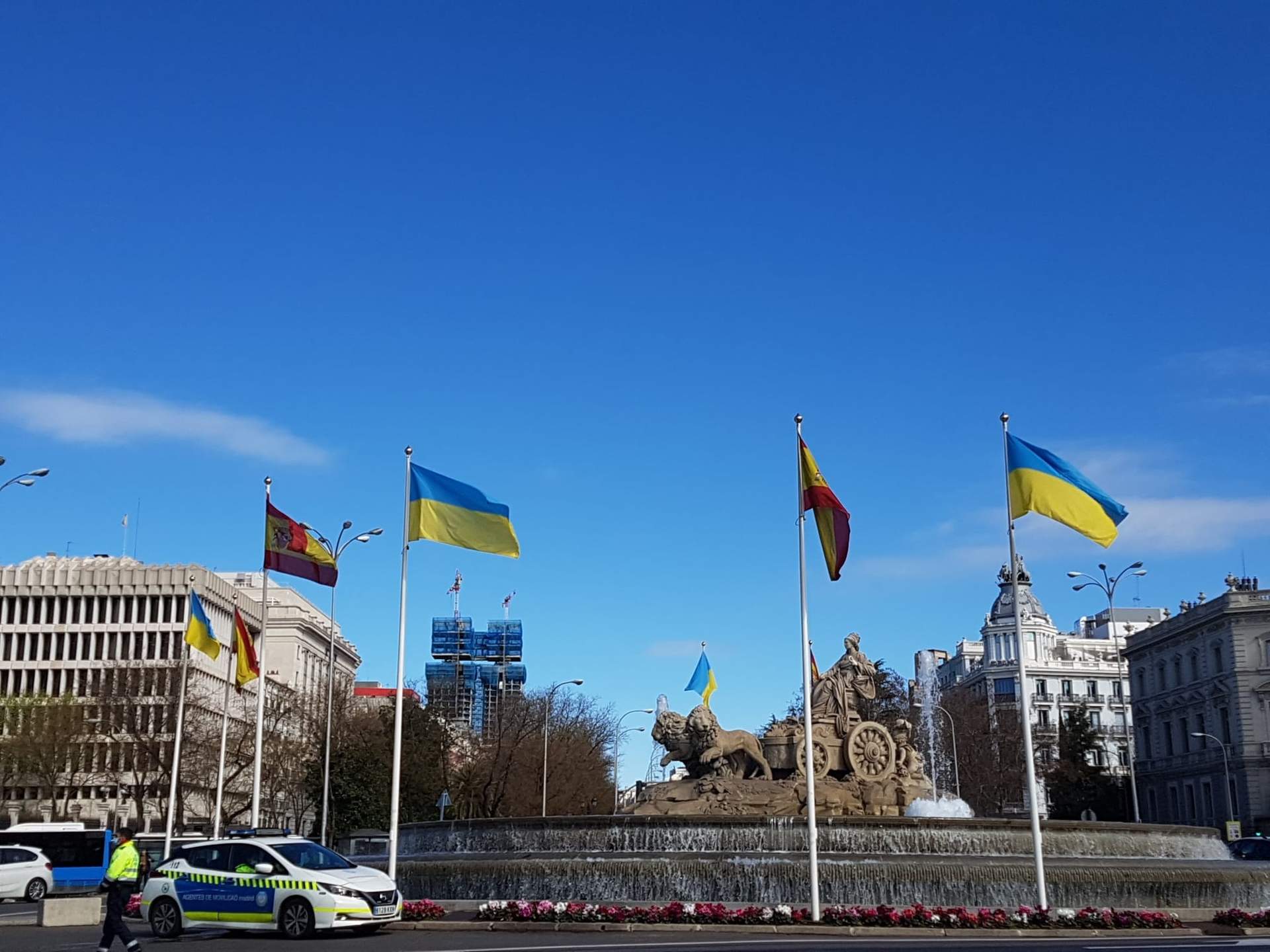 La fuente de Cibeles luce banderas de Ucrania junto a las de España, el 4 de marzo de 2022 (Foto: Europa Press).