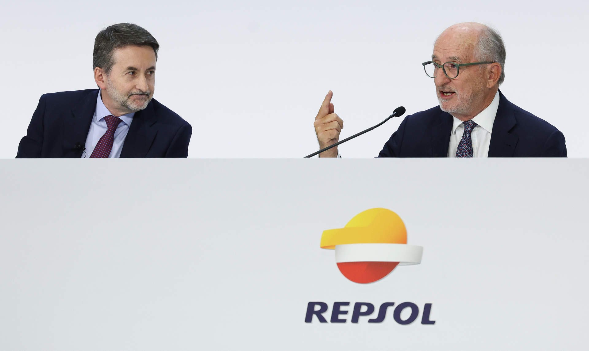 Josu Jon Imaz y Antonio Brufau, en la junta de accionistas de Repsol.