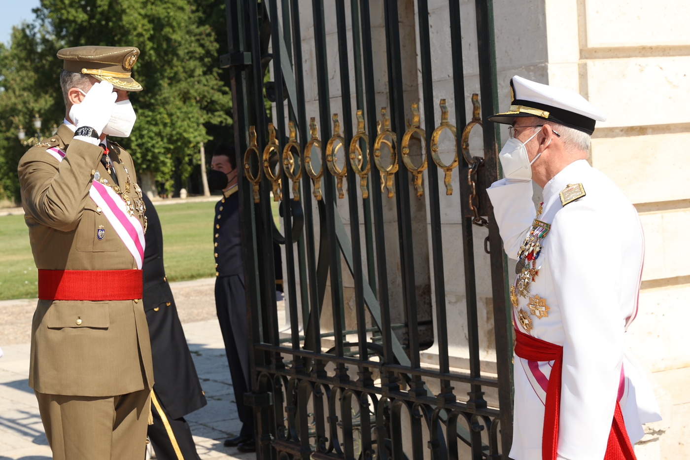 El rey Felipe saluda al JEMAD en el Capítulo de la Orden de San Fernando de 2021.