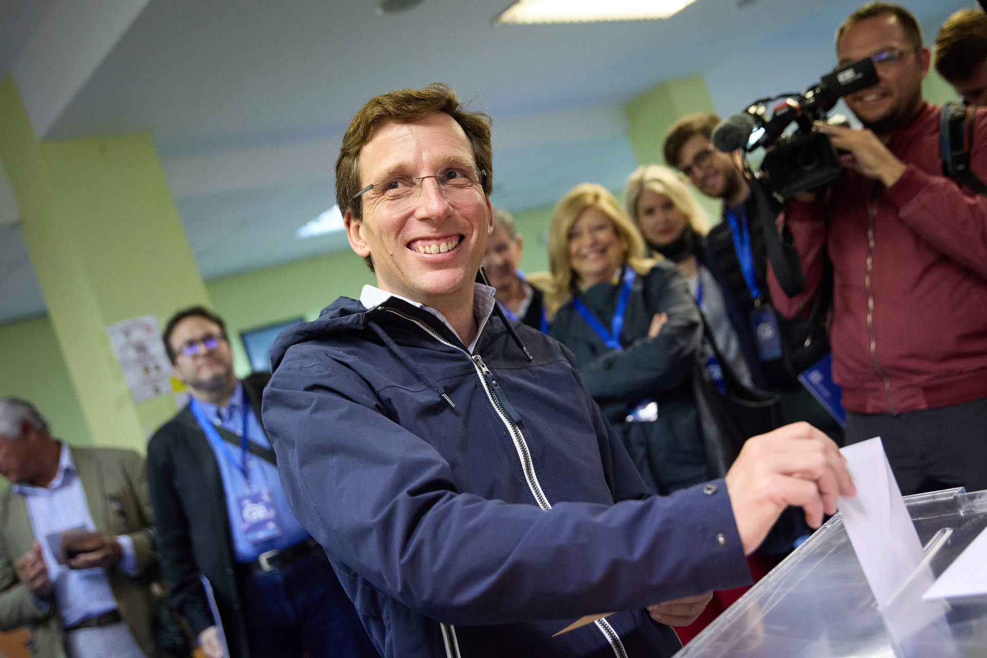 El alcalde de Madrid y candidato a la reelección por el Partido Popular, José Luis Martínez-Almeida, ejerce su derecho al voto en el Colegio Público José Ortega y Gasset, a 28 de mayo de 2023, en Madrid (España). Hoy, 28M, se celebran elecciones municipales en un total de 8.131 ayuntamientos y elecciones autonómicas en 12 comunidades autónomas. En las elecciones municipales podrán votar 35.414.655 electores y en las autonómicas que se celebran podrán hacerlo 18.382.505 electores.