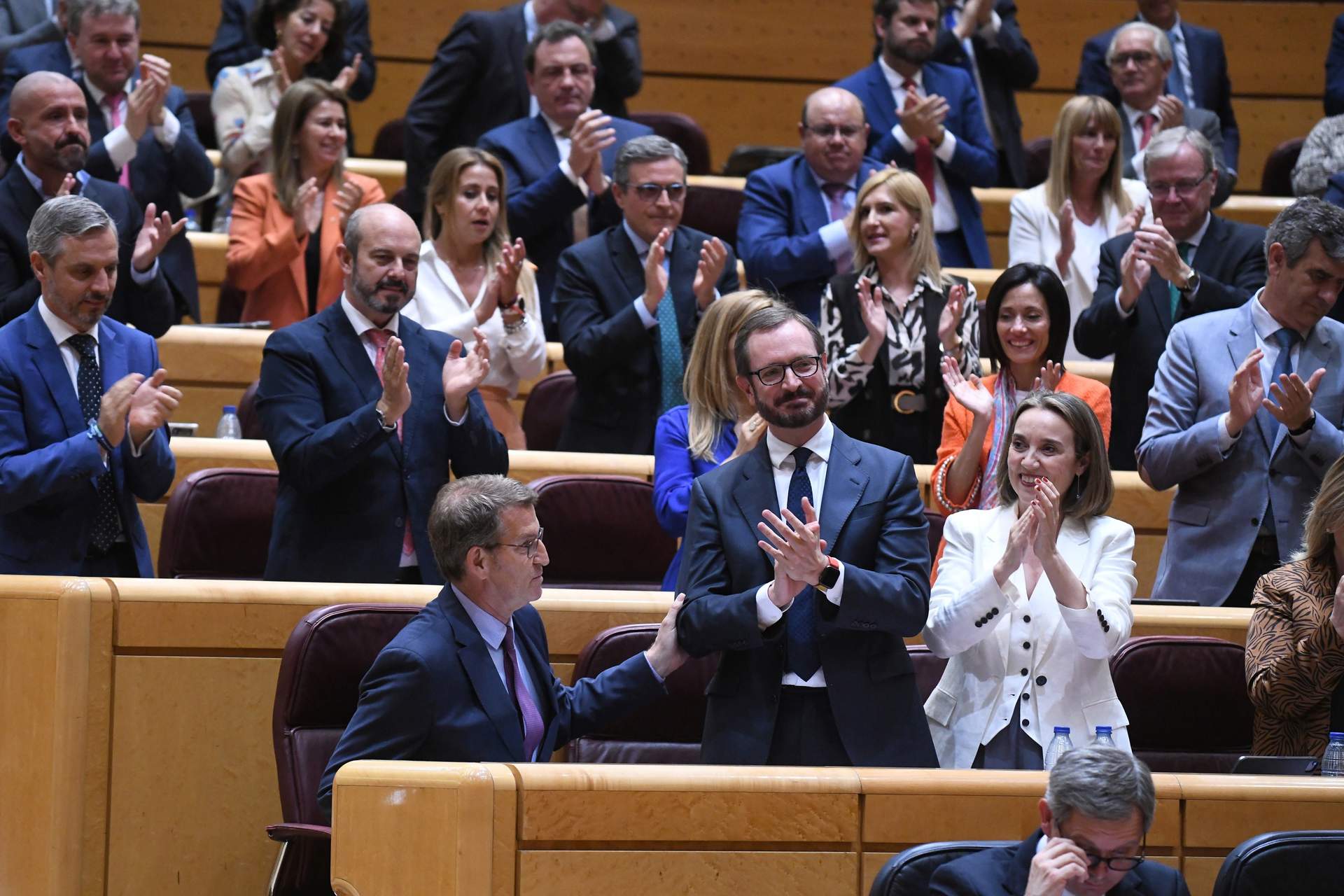El presidente del Partido Popular, Alberto Núñez Feijóo, el portavoz del Partido Popular en el Senado, Javier Maroto, y la secretaria general del Partido Popular, Cuca Gamarra, durante un pleno del Senado, a 25 de abril de 2023, en Madrid.