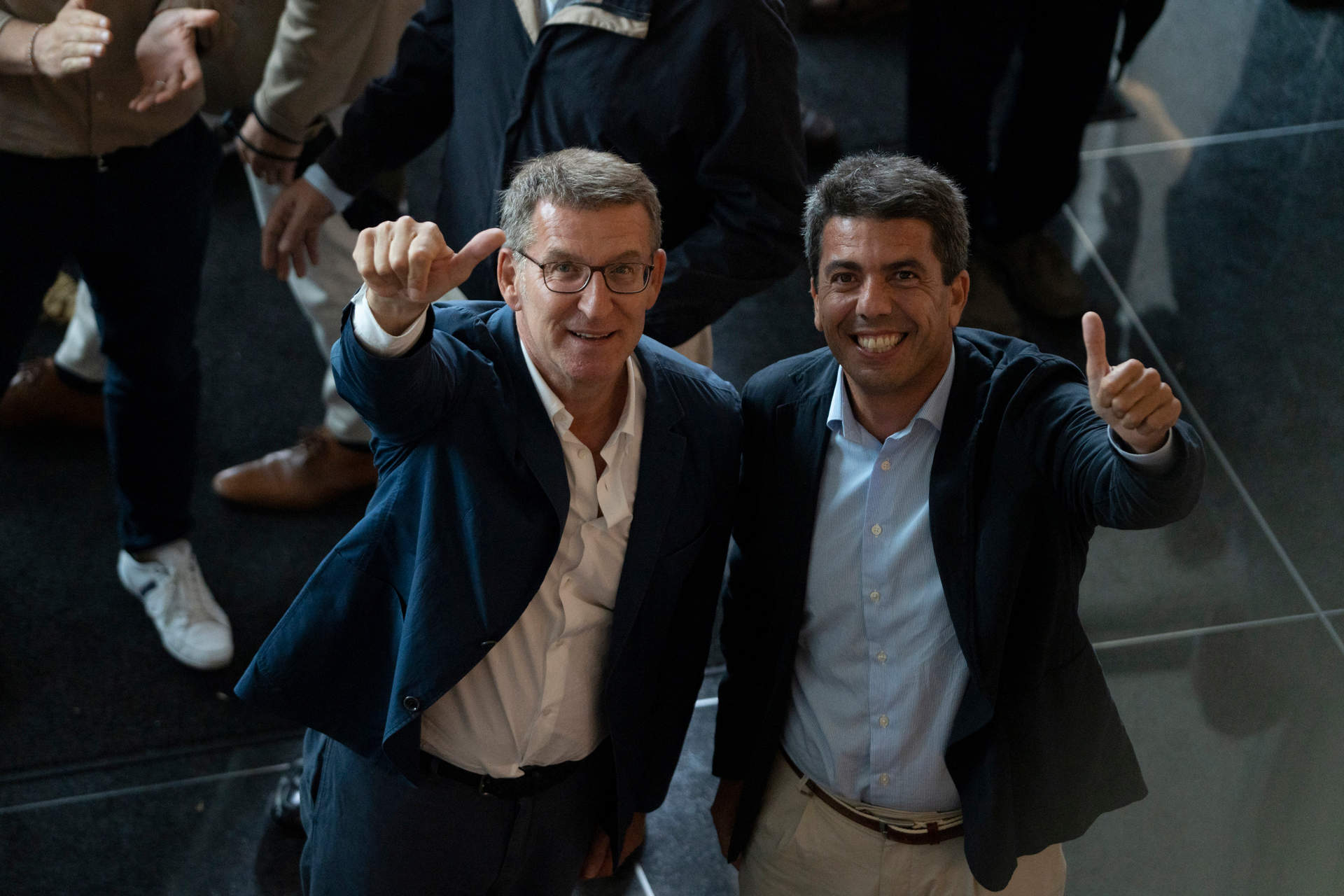 El presidente del Partido Popular, Alberto Núñez Feijóo (i), y el presidente del PP de la Comunitat Valenciana, Carlos Mazón (d), durante la reunión de la Junta Directiva Regional, en el Hotel SH Valencia Palace, a 7 de junio de 2023, en Valencia.