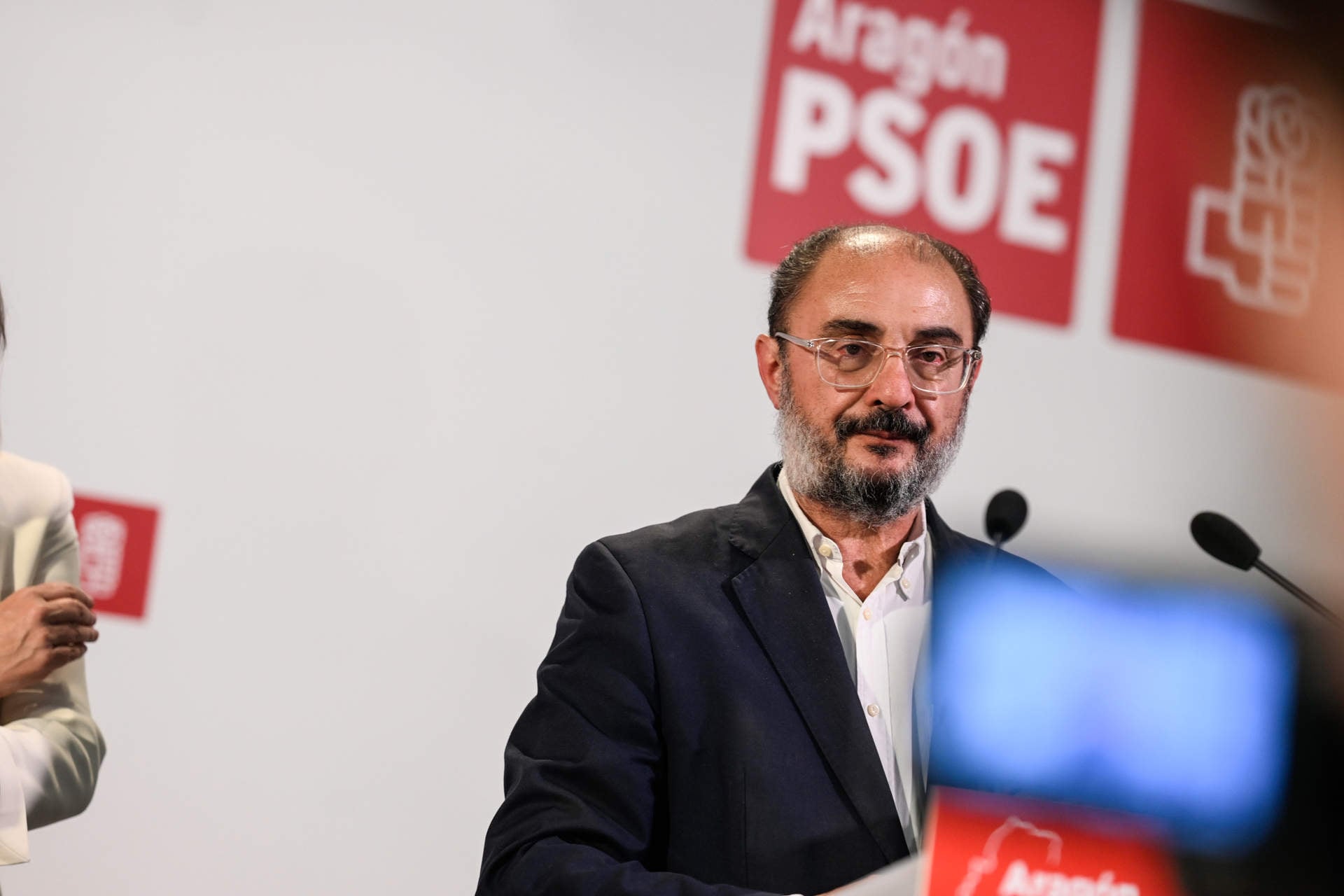 El presidente de Aragón y candidato del PSOE a la Presidencia de Aragón, Javier Lambán, realizan el seguimiento de la jornada electoral en la sede del PSOE de Aragón, a 28 de mayo de 2023, en Zaragoza.