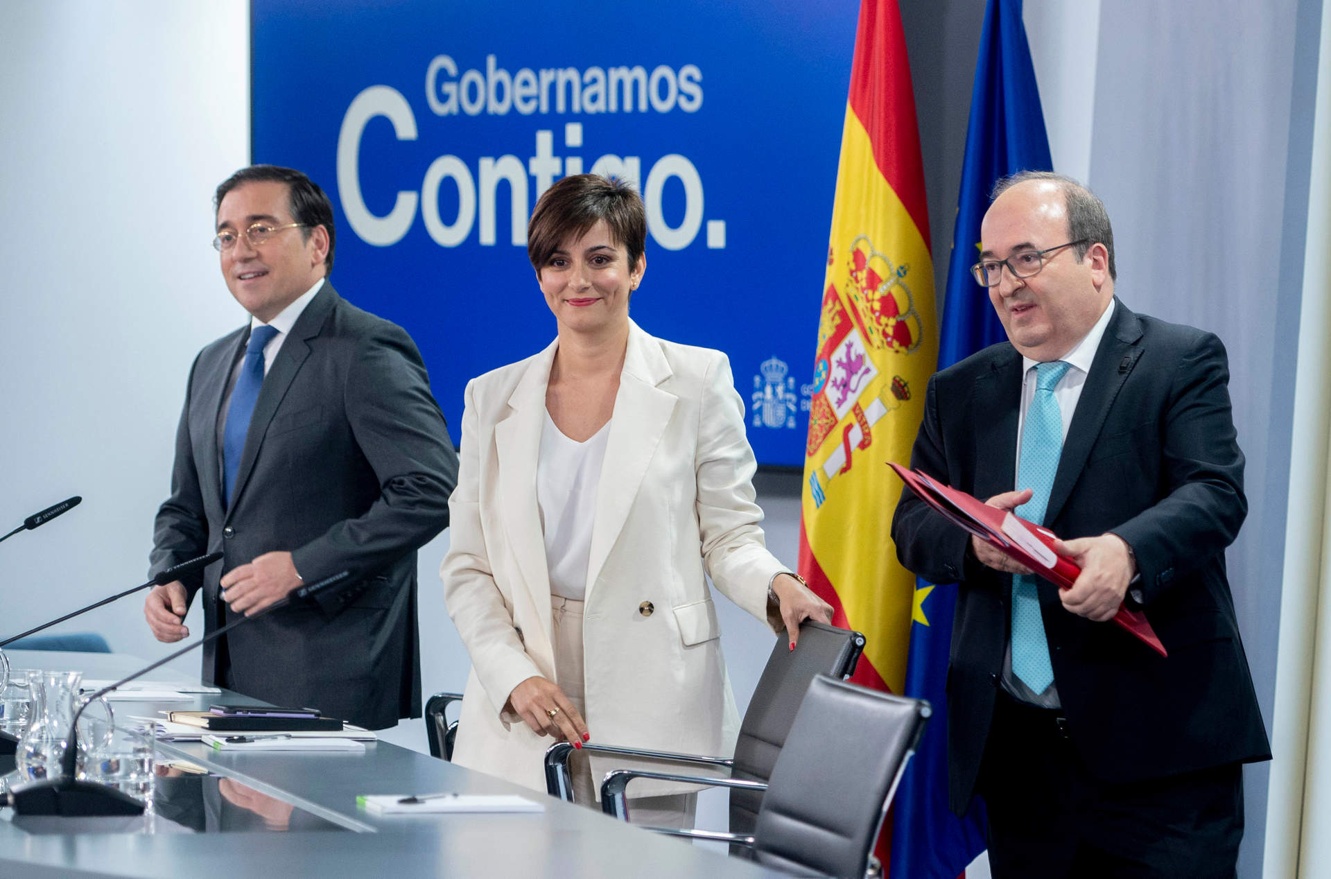 De izquierda a derecha. El ministro de Asuntos Exteriores, Unión Europea y Cooperación, José Manuel Albares; la ministra Portavoz, Isabel Rodríguez y el ministro de Cultura y Deporte, Miquel Iceta, a su llegada a una rueda de prensa posterior al Consejo de Ministros.