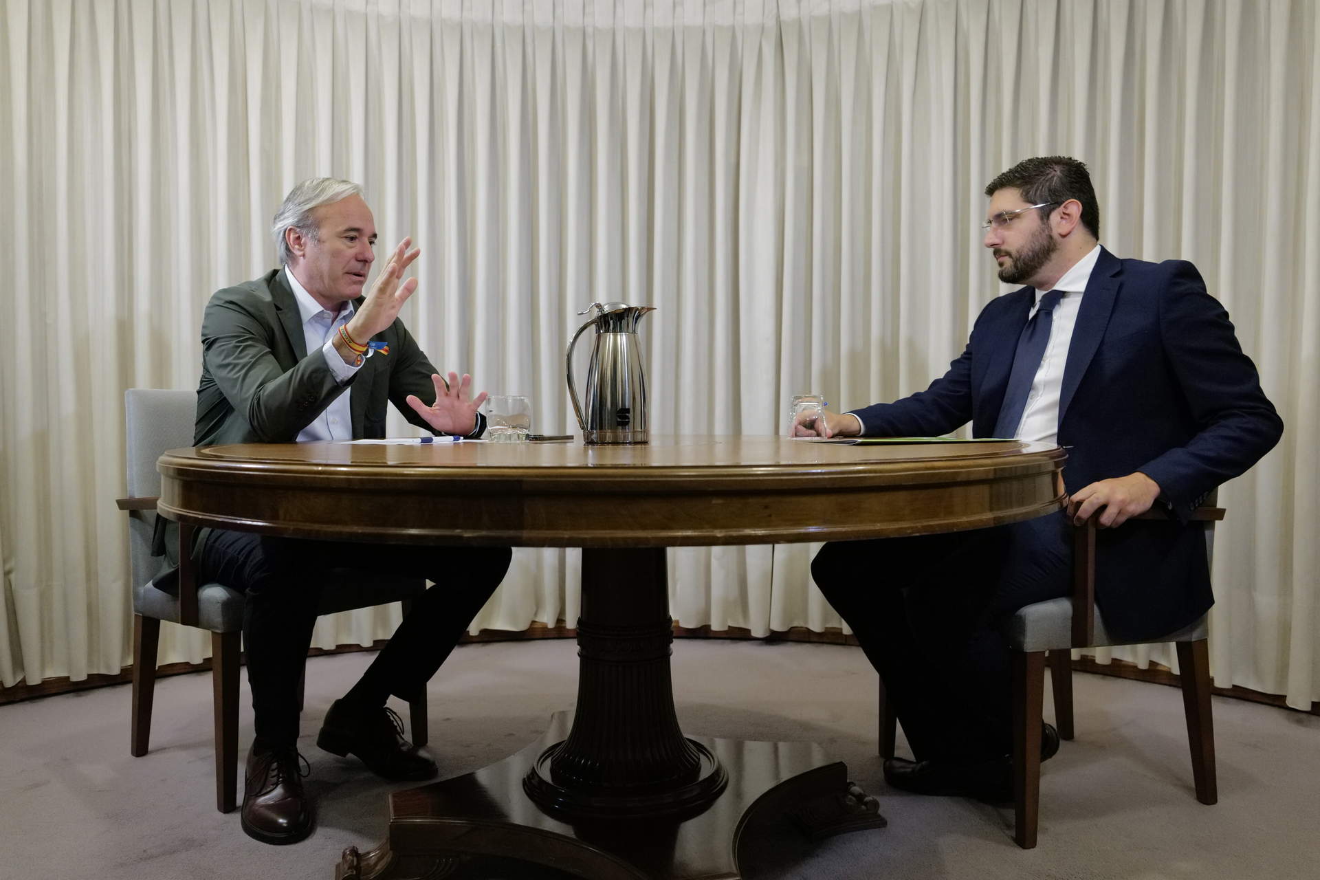 Los candidatos del PP y VOX a la Presidencia del Gobierno de Aragón, Jorge Azcón (i) y Alejandro Nolasco (d), respectivamente, mantienen una reunión en la sala del Torreón del Palacio de la Aljafería, a 13 de junio de 2023, en Zaragoza.