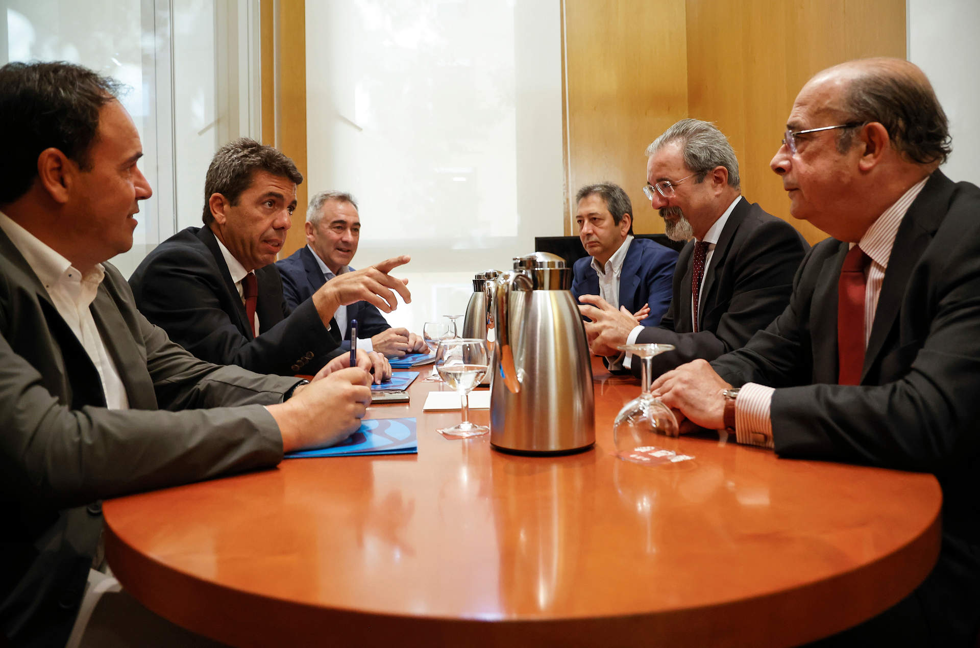 El presidente del PPCV y candidato más votado a la Presidencia de la Generalitat, Carlos Mazón, finaliza con Vox la ronda de reuniones con las formaciones políticas que han obtenido representación parlamentaria.