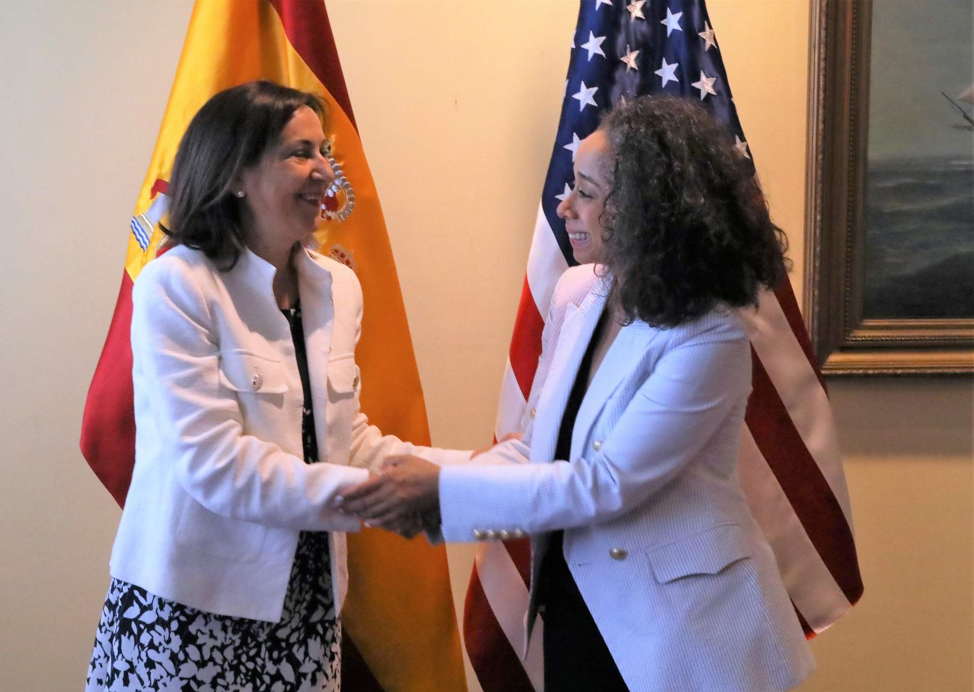 Margarita Robles y la embajadora de Estados Unidos, Julissa Reynoso.
