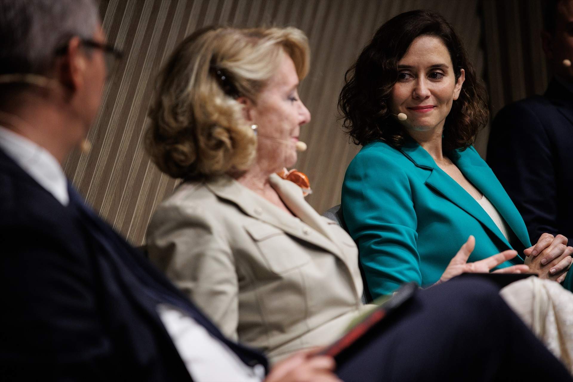 La presidenta de la Comunidad de Madrid en funciones, Isabel Díaz Ayuso (d), y la expresidenta de la Comunidad de Madrid, Esperanza Aguirre (i), participan en la presentación del libro 'Crónica de la degradación democrática española', en el Auditorio Abante, a 15 de junio de 2023, en Madrid (España).