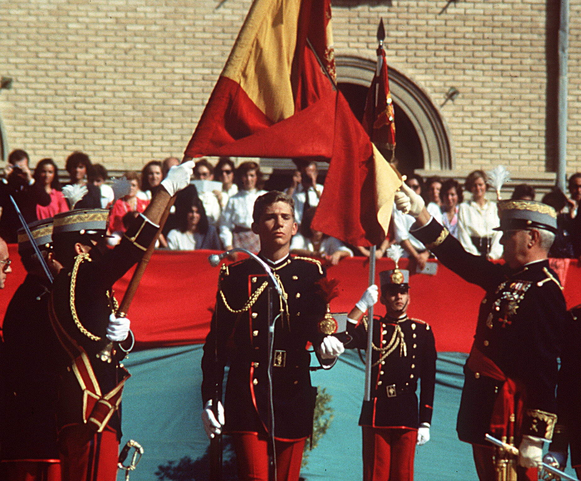 Don Felipe, en su jura de bandera en la Academia General Militar de Zaragoza.