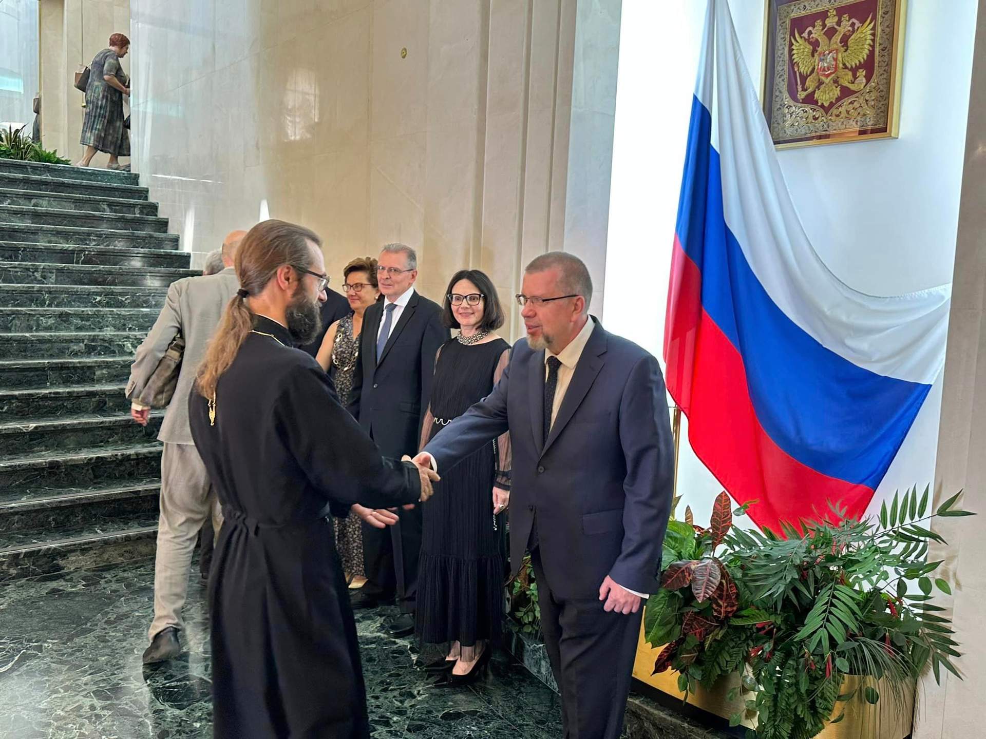 El embajador ruso en España saluda a los asistentes a la recepción.